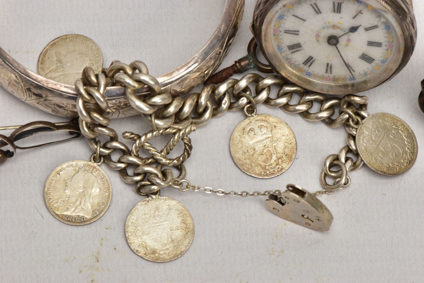 A SELECTION OF SILVER ITEMS, to include a foliate engraved hinged bangle, fitted with a push pin - Image 2 of 10