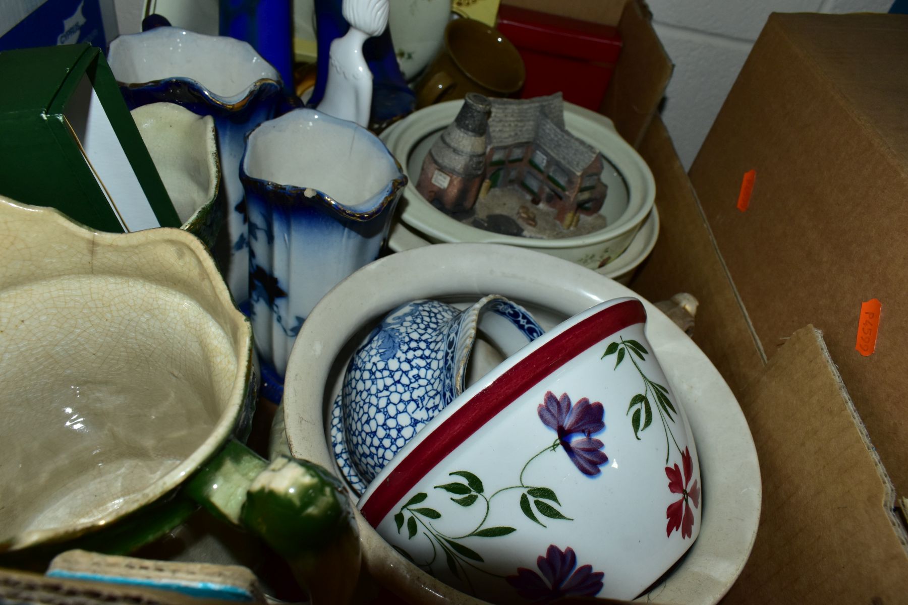 TWO BOXES AND LOOSE CERAMIC TEA WARES, GIFT WARES ETC, to include a Queen Anne twenty one piece - Image 6 of 7