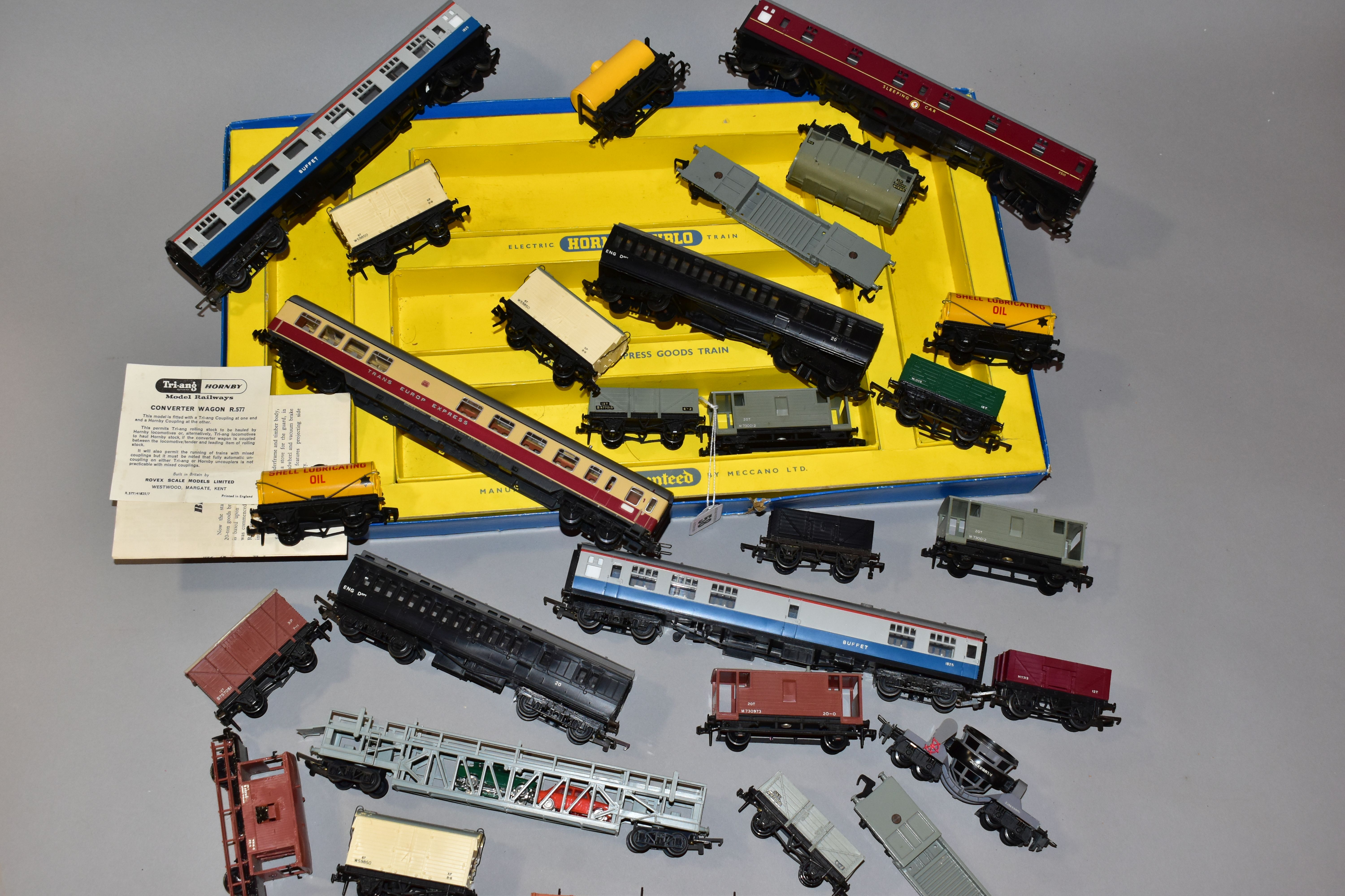 A QUANTITY OF UNBOXED AND ASSORTED MAINLY HORNBY DUBLO AND TRI-ANG OO/HO GAUGE ROLLING STOCK, to