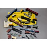 A QUANTITY OF UNBOXED AND ASSORTED MAINLY HORNBY DUBLO AND TRI-ANG OO/HO GAUGE ROLLING STOCK, to