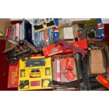 A QUANTITY OF BOXED AND UNBOXED OO/HO GAUGE RAILWAY LINESIDE ACCESSORIES, BUILDINGS, TRACK AND