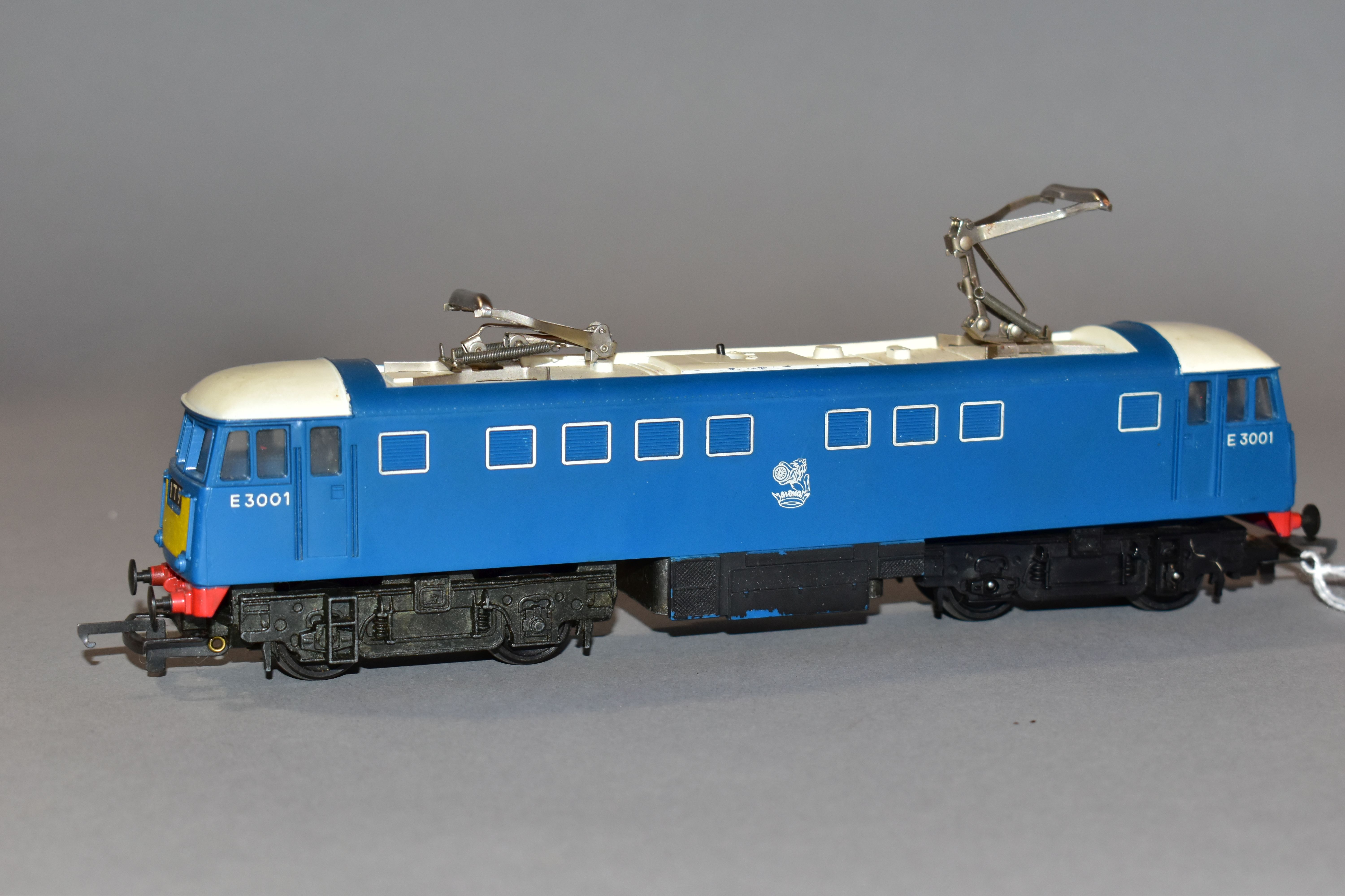 AN UNBOXED TRI-ANG RAILWAYS OO GAUGE AL1 CLASS 81 ELECTRIC LOCOMOTIVE, No.E3001, B.R electric blue - Image 3 of 4