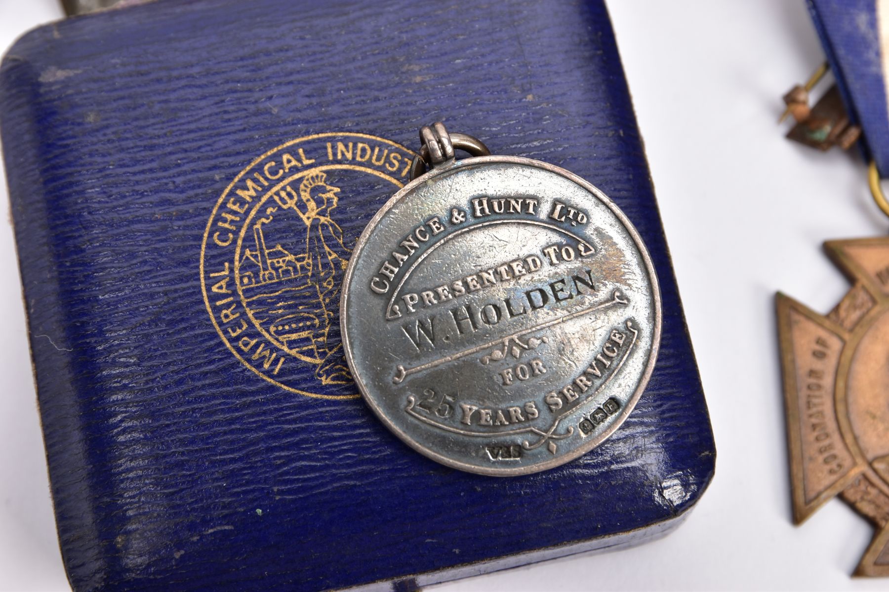 A SMALL TIN CONTAINING VARIOUS ITEMS, to include a boxed Imperial Chemicals Industries long - Image 6 of 6