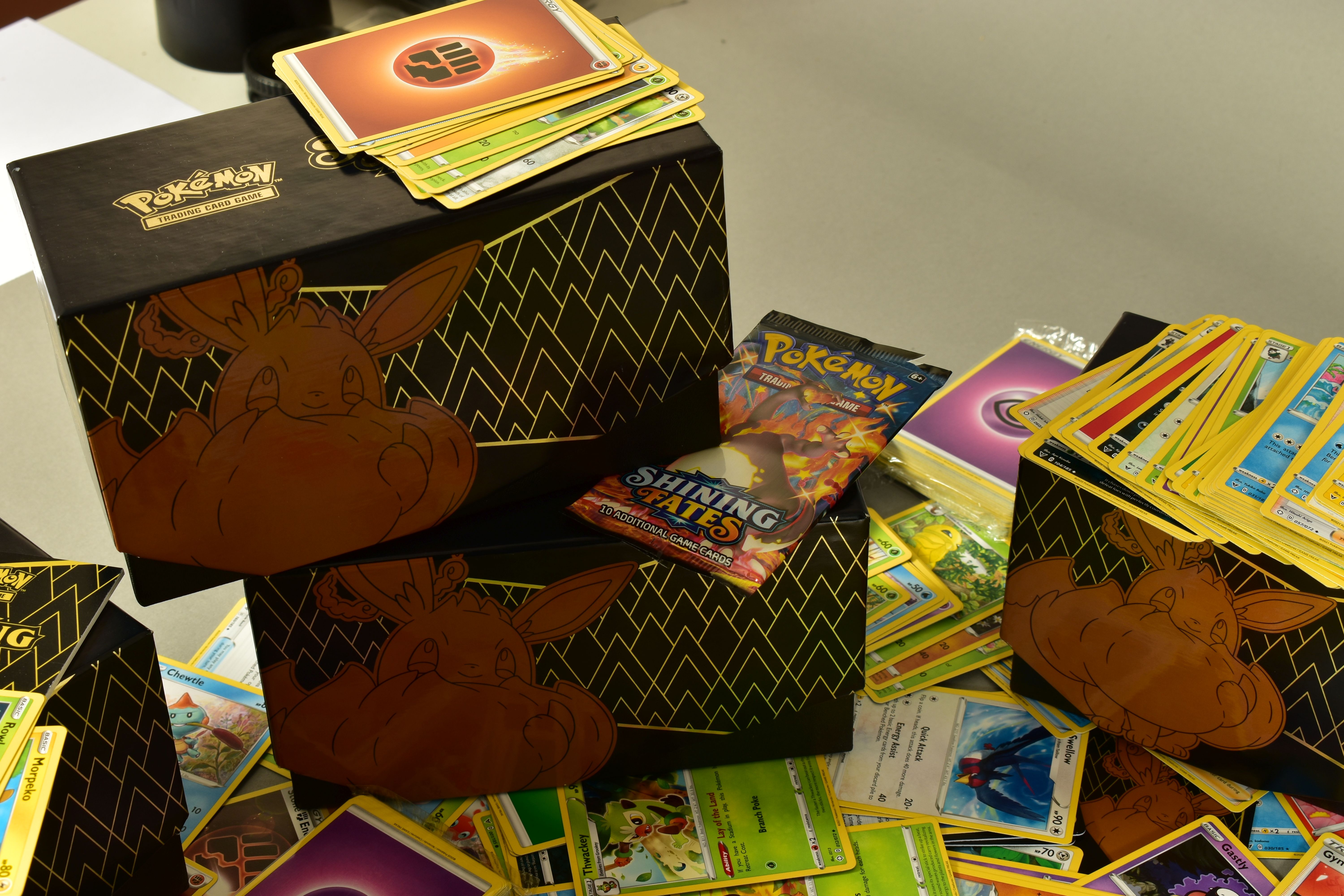 AN ASSORTMENT OF OVER TWO THOUSAND POKEMON CARDS, to include 8 copies of the Shining Fates Player - Image 5 of 7