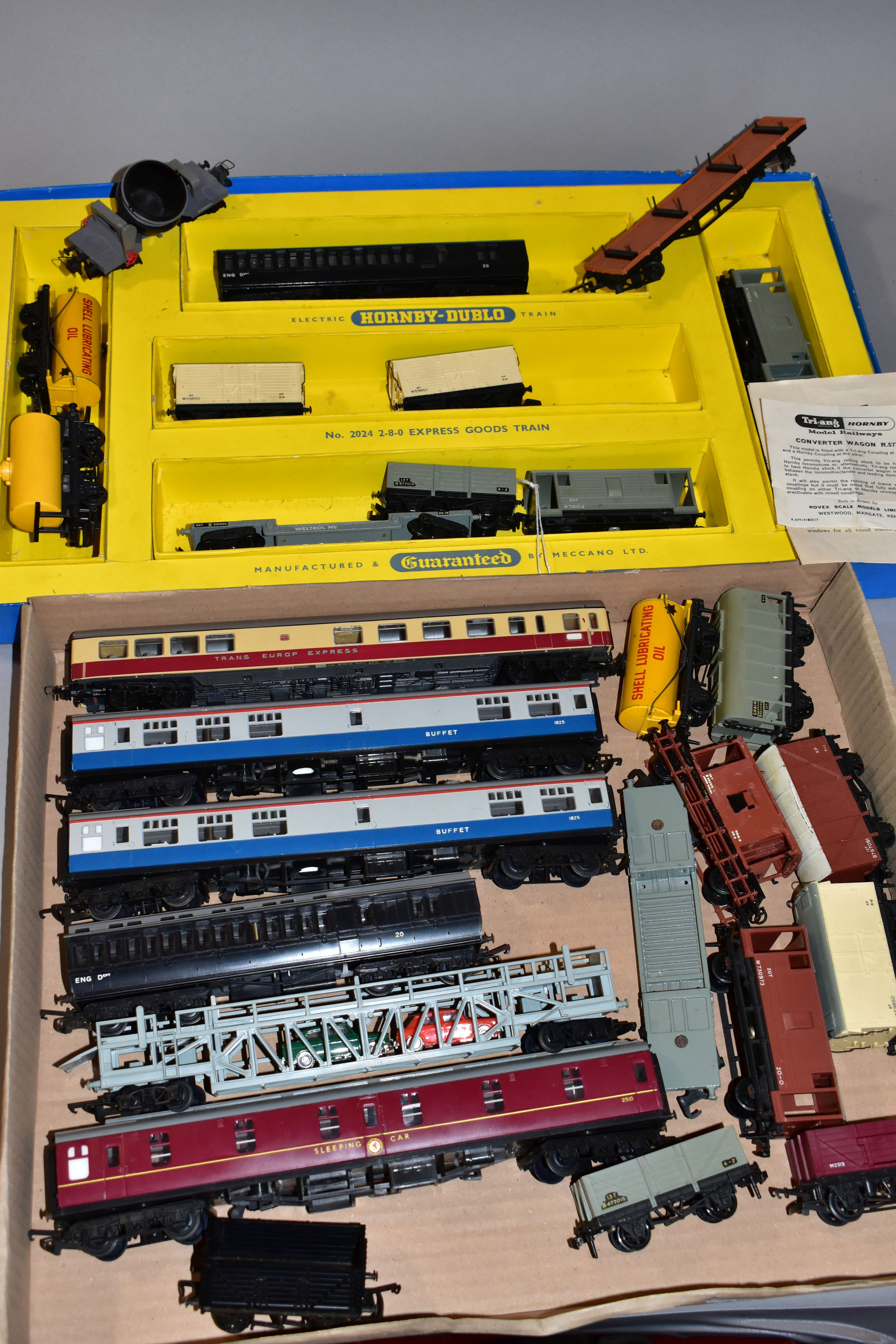 A QUANTITY OF UNBOXED AND ASSORTED MAINLY HORNBY DUBLO AND TRI-ANG OO/HO GAUGE ROLLING STOCK, to - Image 4 of 4