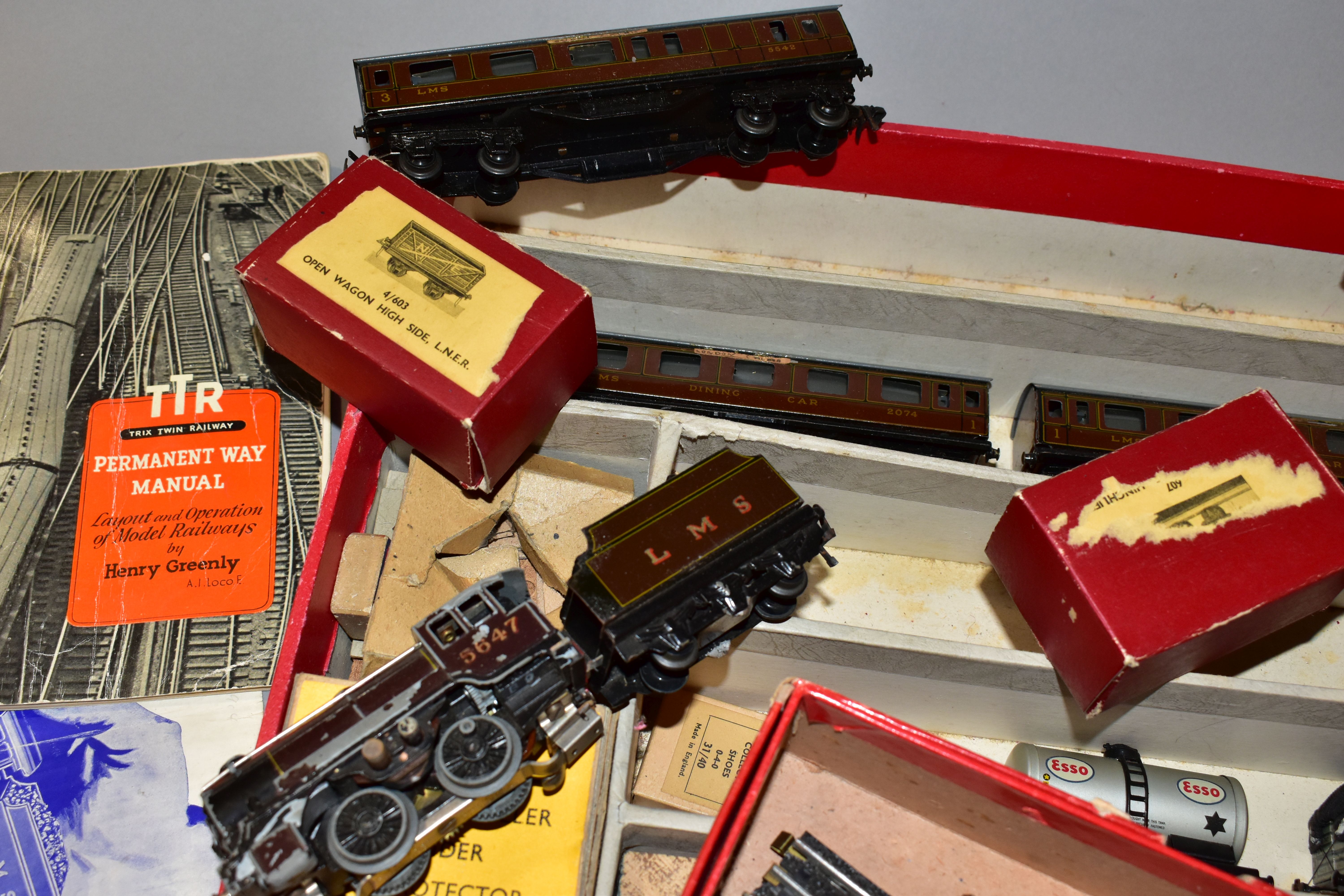 A QUANTITY OF BOXED AND UNBOXED ASSORTED TRIX TWIN MODEL RAILWAY ITEMS, to include freelance 0-4-0 - Image 4 of 4