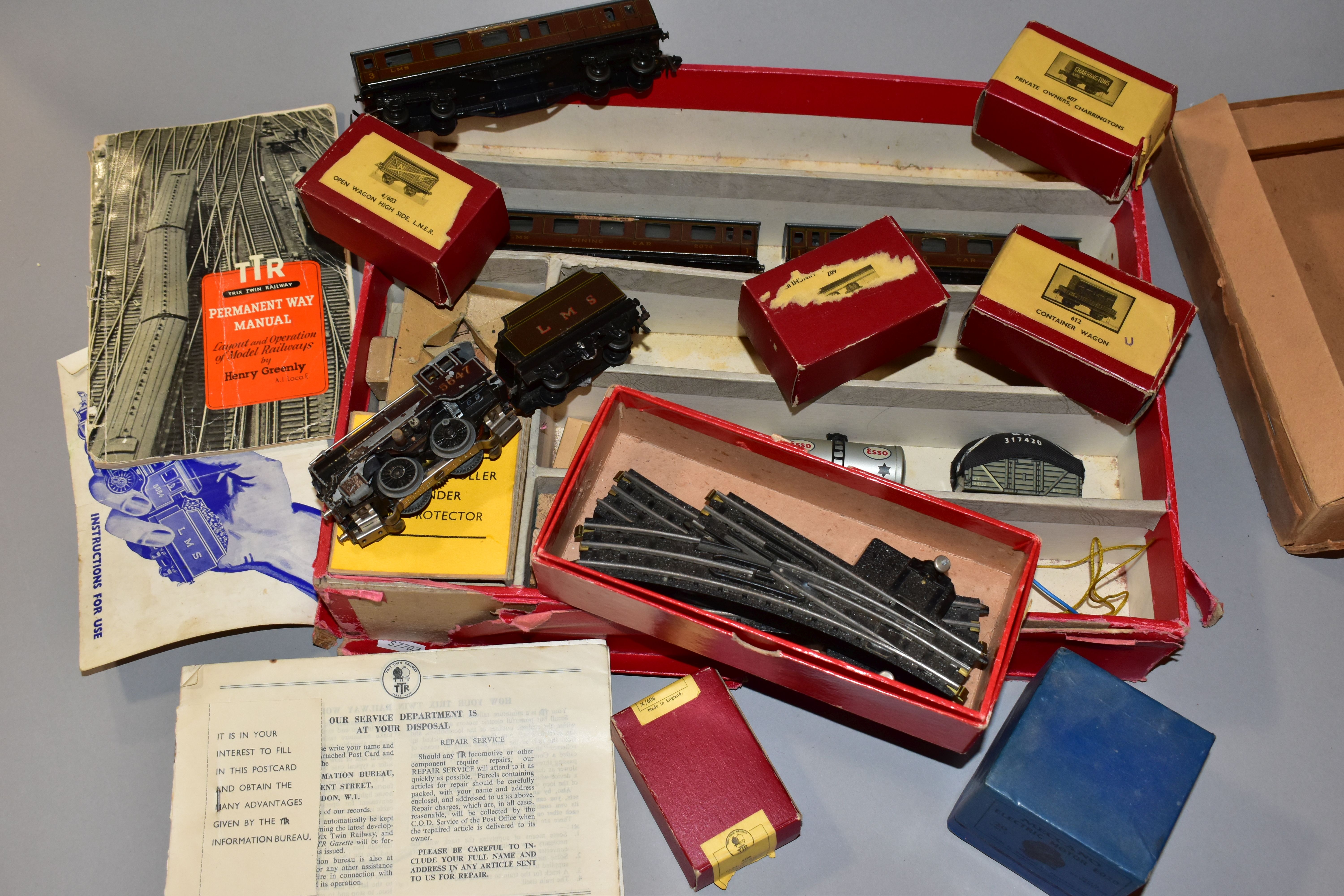 A QUANTITY OF BOXED AND UNBOXED ASSORTED TRIX TWIN MODEL RAILWAY ITEMS, to include freelance 0-4-0 - Image 3 of 4