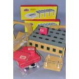 A QUANTITY OF BOXED AND UNBOXED HORNBY DUBLO LINESIDE BUILDINGS AND ACCESSORIES, majority are from