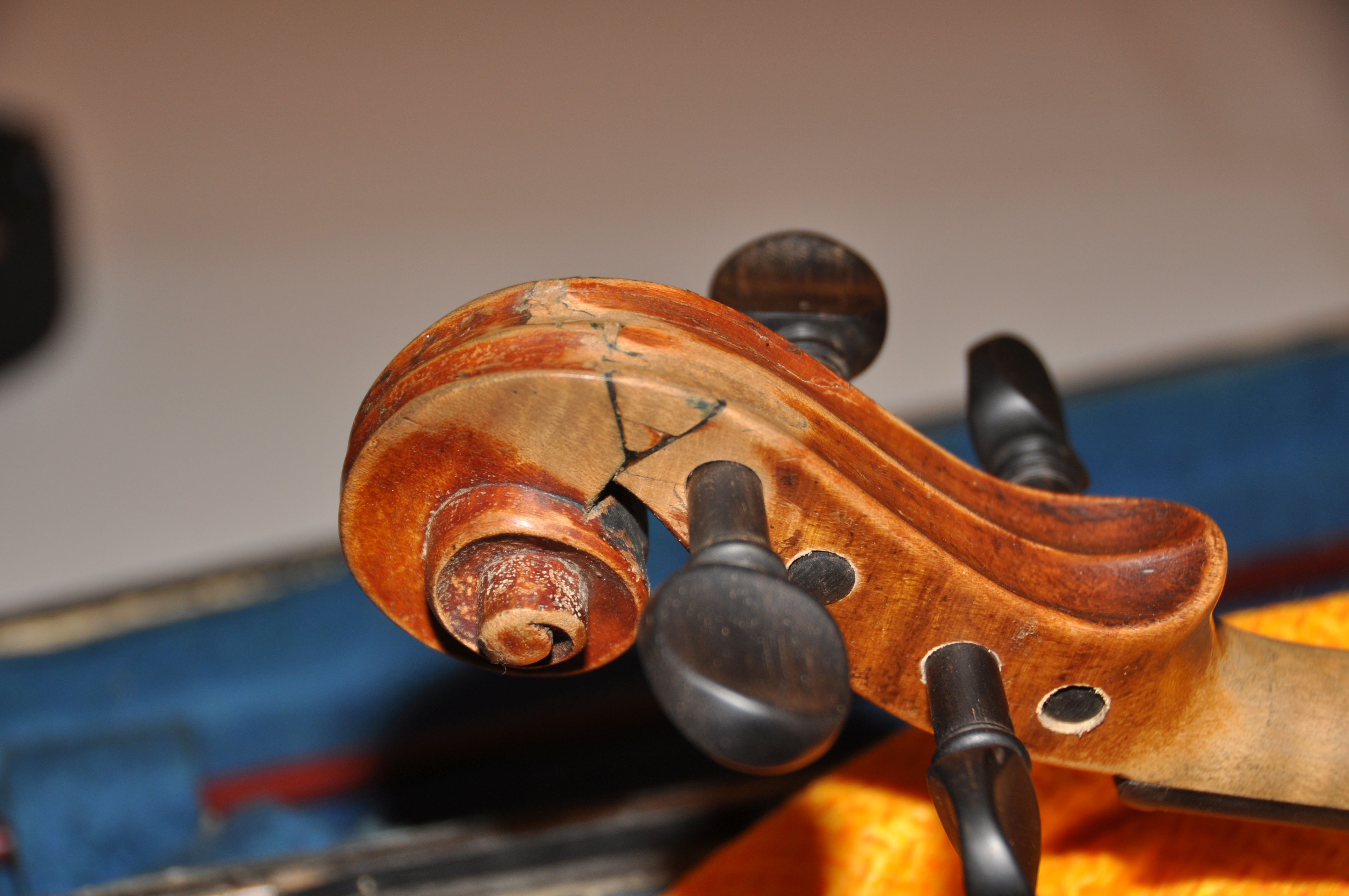 A CASED VIOLIN with internal paper label stating Alexandri Gagliano Alomnus with two piece flamed - Image 4 of 4