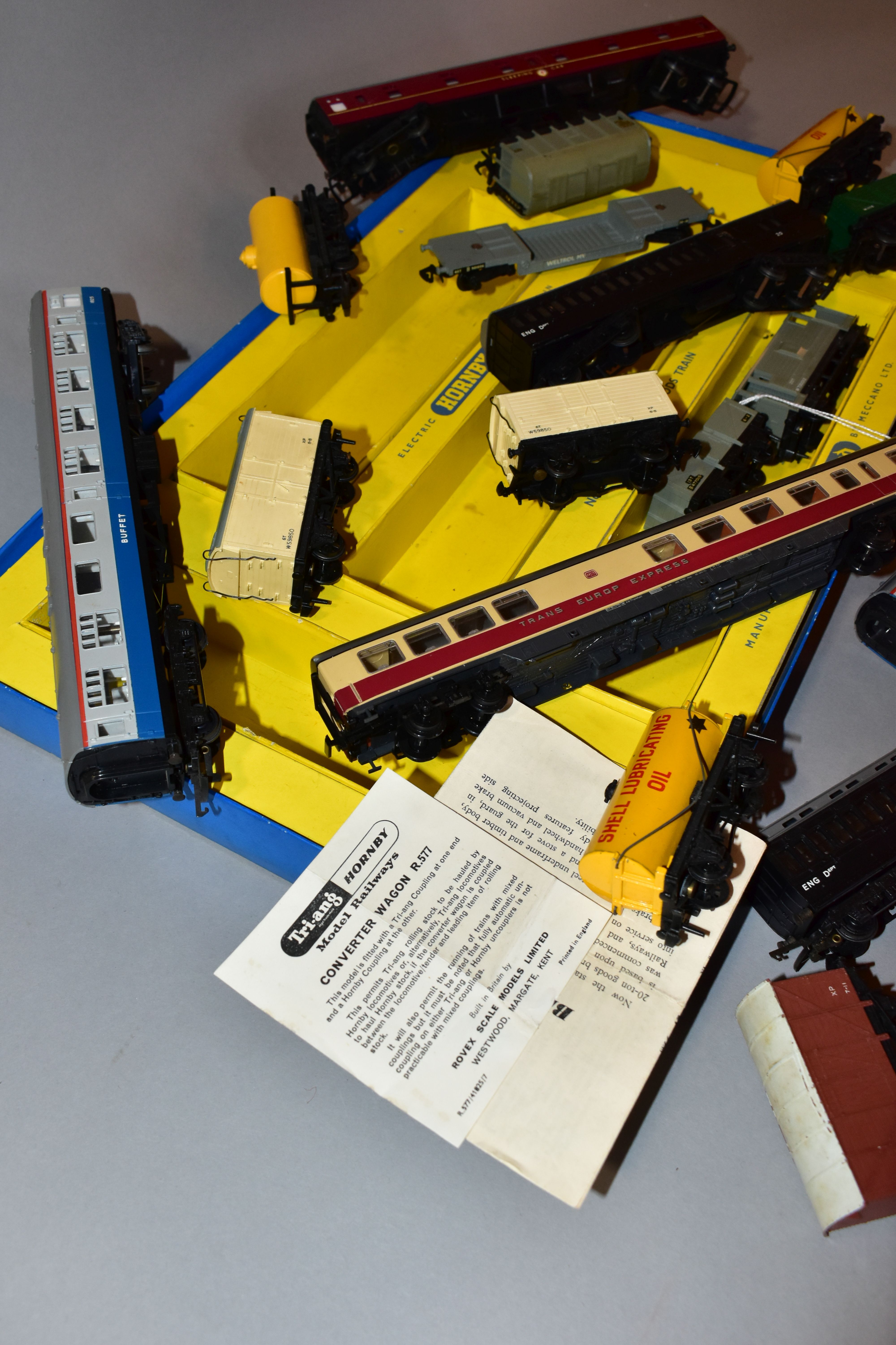 A QUANTITY OF UNBOXED AND ASSORTED MAINLY HORNBY DUBLO AND TRI-ANG OO/HO GAUGE ROLLING STOCK, to - Image 2 of 4