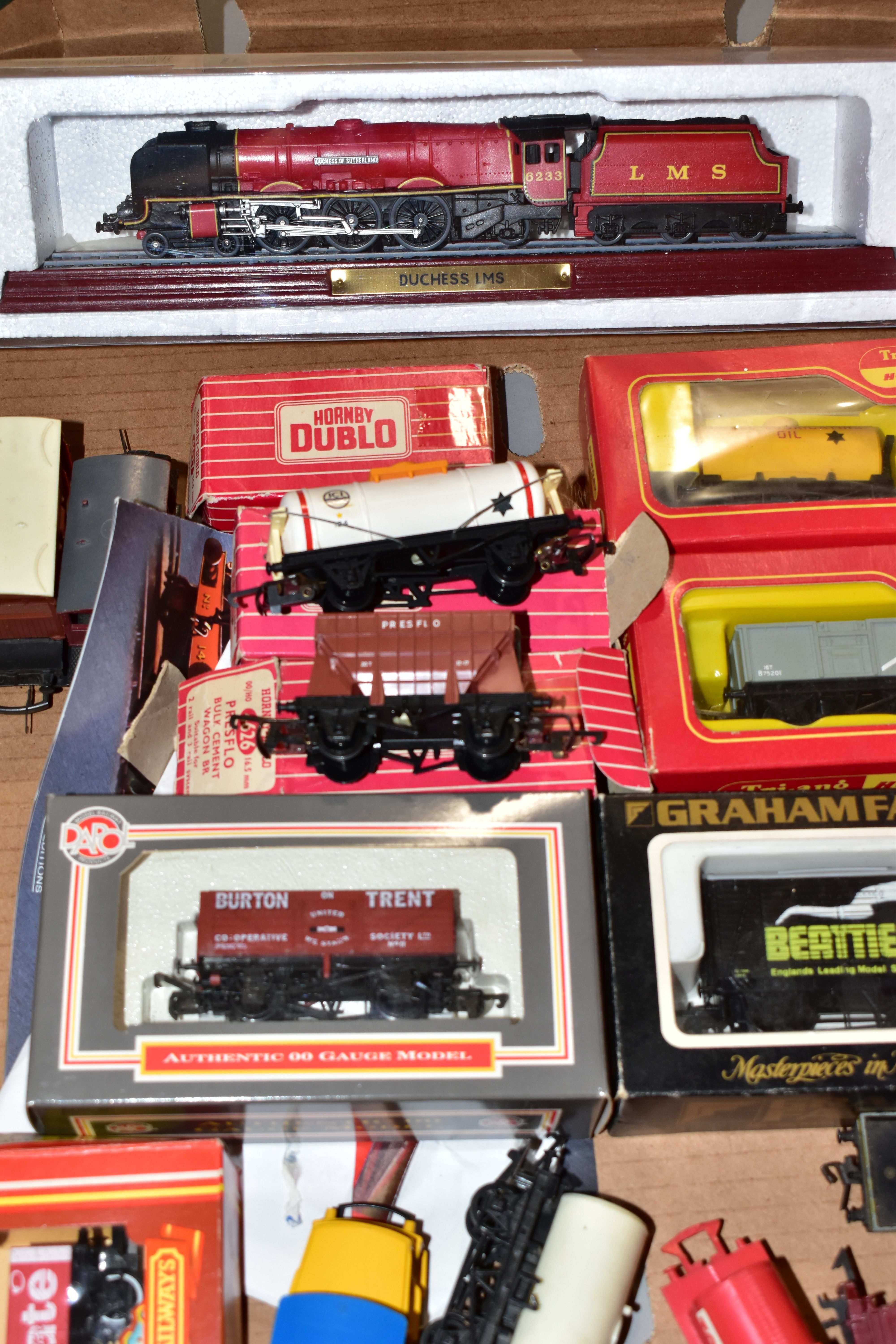 A QUANTITY OF BOXED AND UNBOXED OO/HO GAUGE LOCOMOTIVES AND ROLLING STOCK, locomotives are Tri- - Image 4 of 4