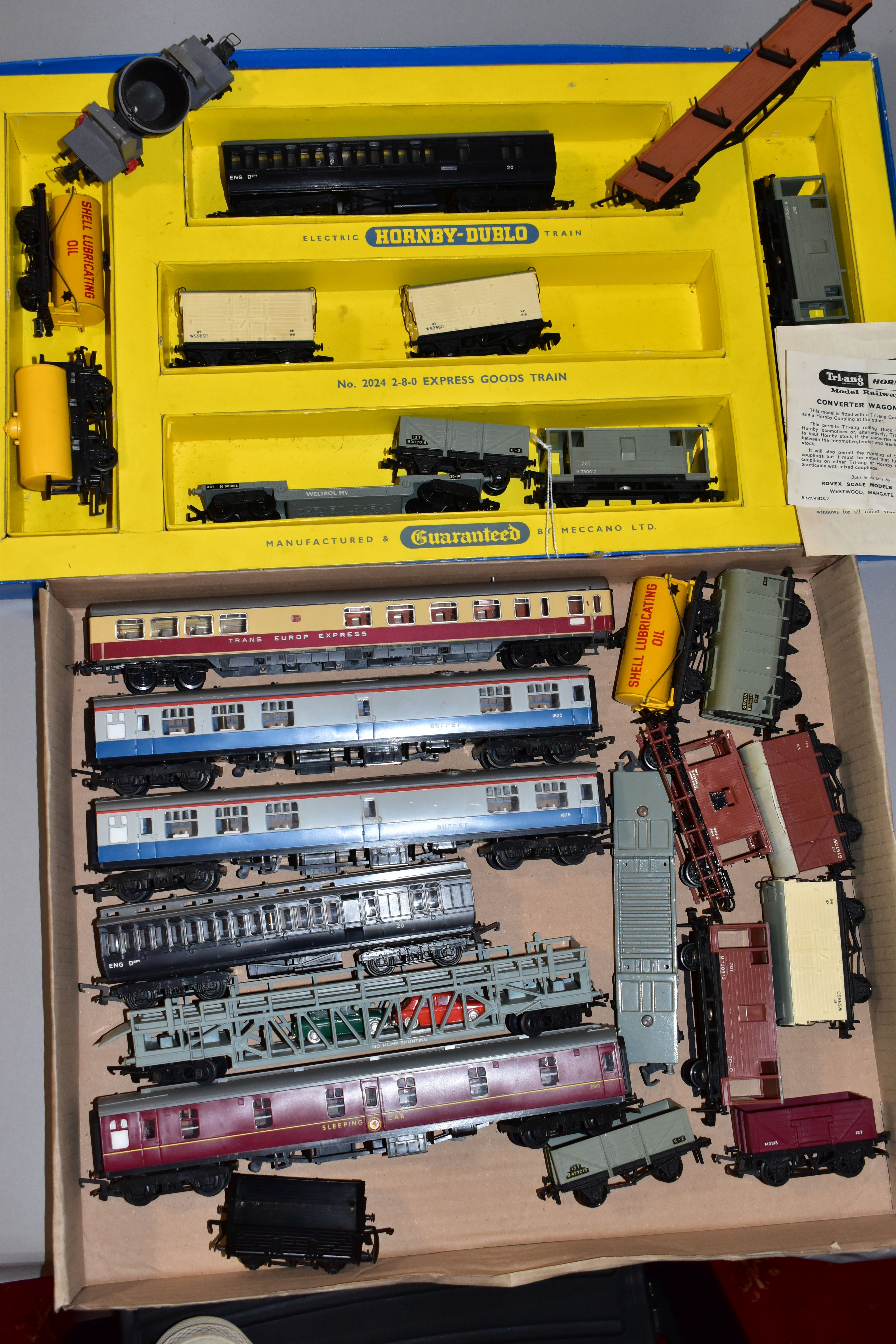 A QUANTITY OF UNBOXED AND ASSORTED MAINLY HORNBY DUBLO AND TRI-ANG OO/HO GAUGE ROLLING STOCK, to - Image 3 of 4