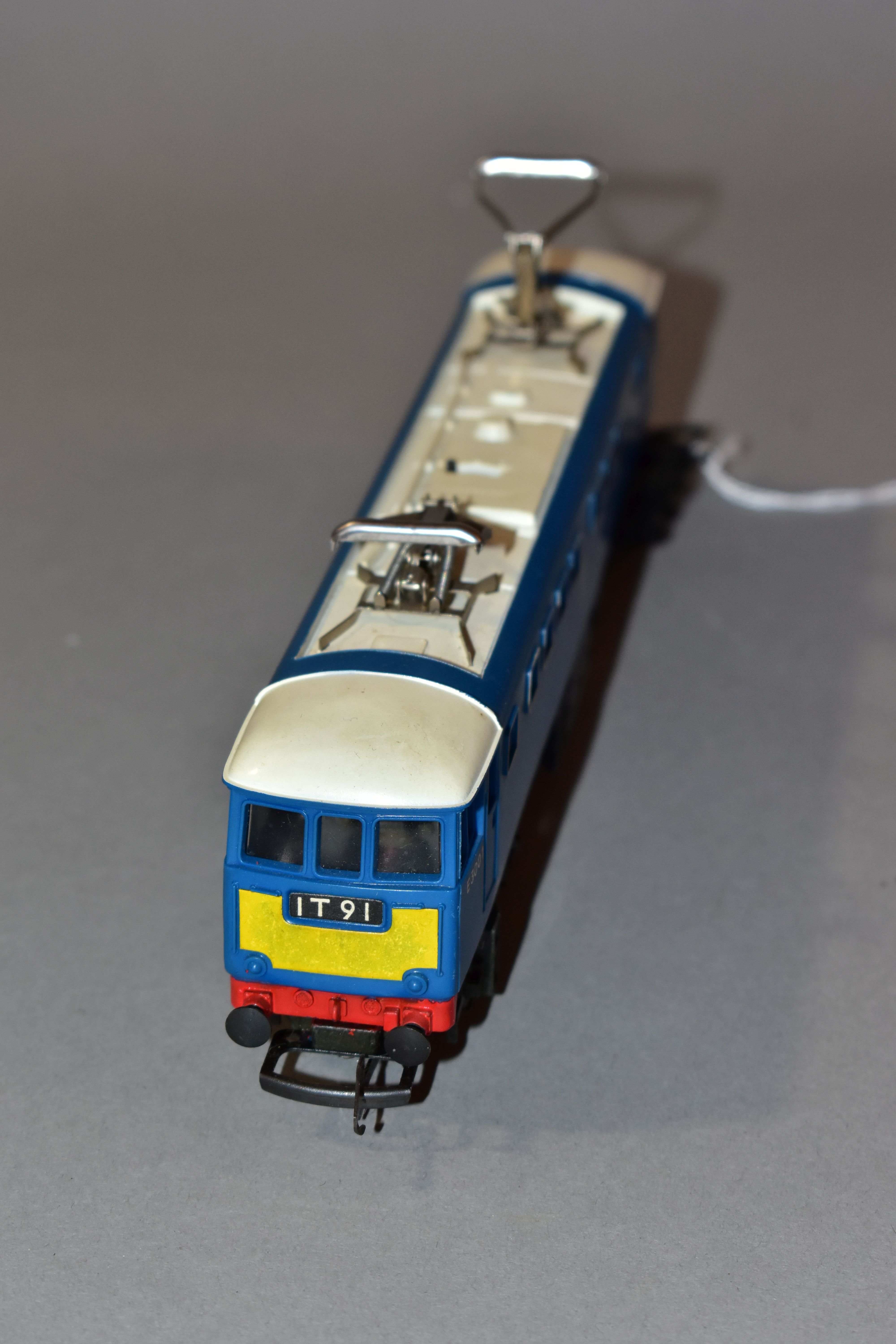 AN UNBOXED TRI-ANG RAILWAYS OO GAUGE AL1 CLASS 81 ELECTRIC LOCOMOTIVE, No.E3001, B.R electric blue - Image 4 of 4