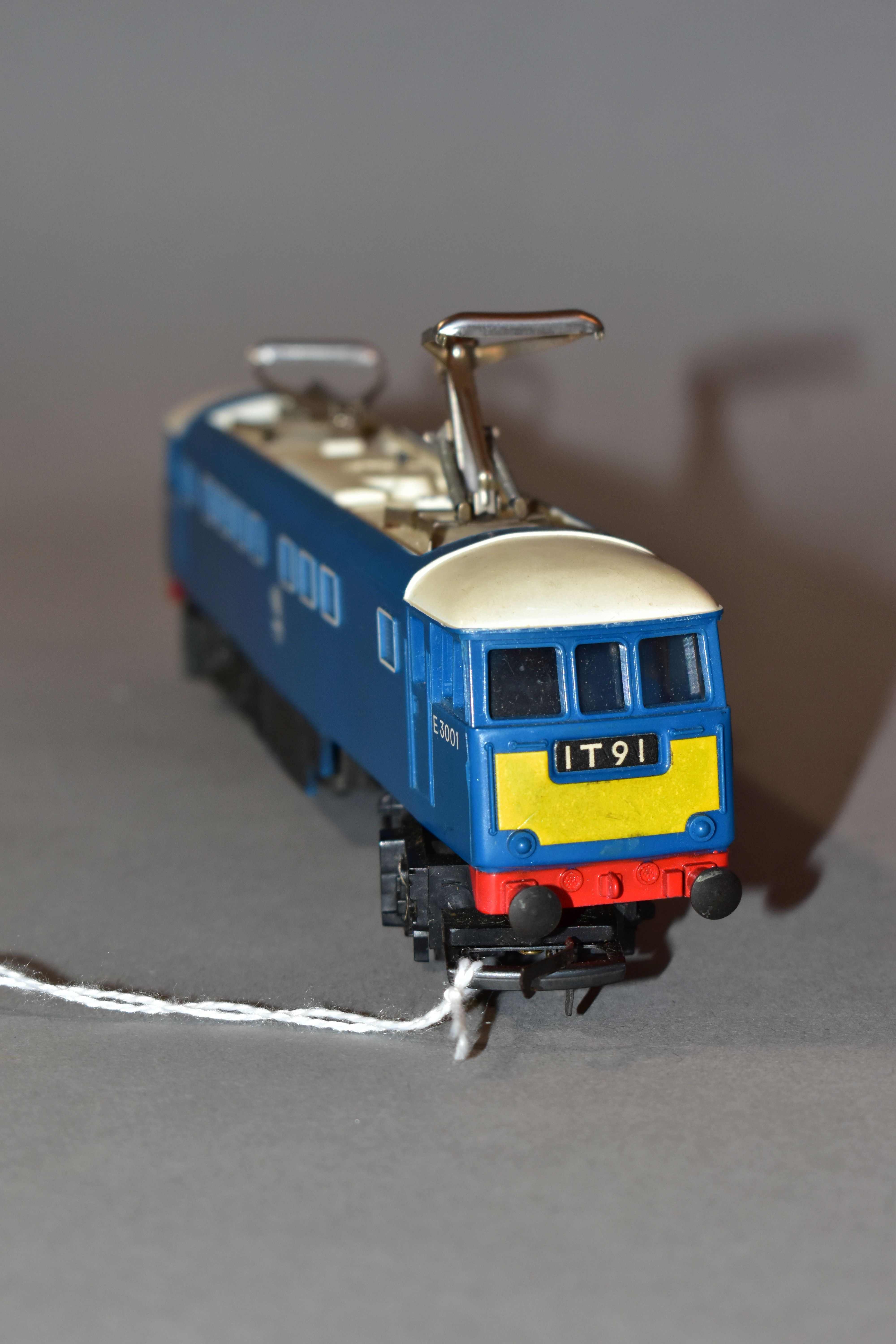AN UNBOXED TRI-ANG RAILWAYS OO GAUGE AL1 CLASS 81 ELECTRIC LOCOMOTIVE, No.E3001, B.R electric blue - Image 2 of 4