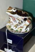 A BOXED LIMITED EDITION ROYAL CROWN DERBY PAPERWEIGHT, Old Imari Frog no 3096/4500, with gold