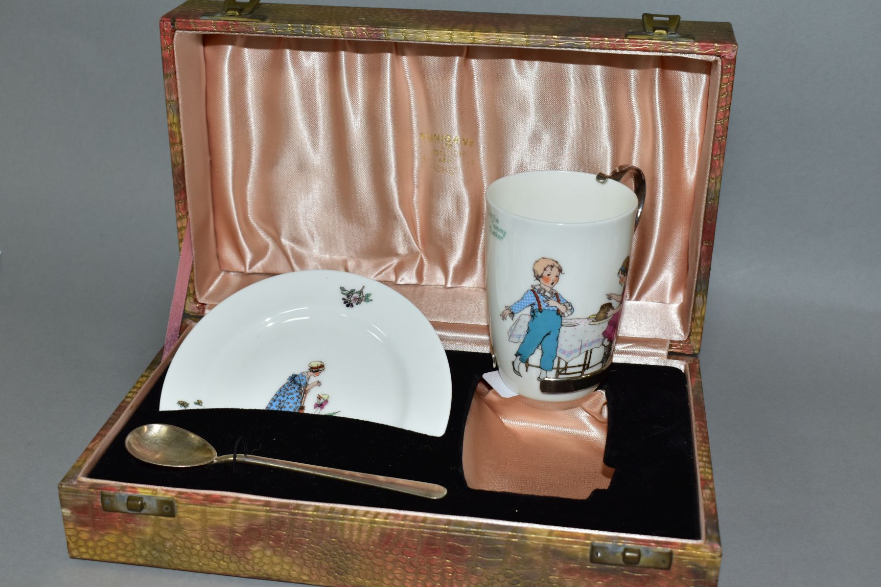 A CASED TWO PIECE ROYAL DOULTON CHINA NURSERY RHYMES L SERIES WARE, comprising burke beaker with - Image 2 of 5