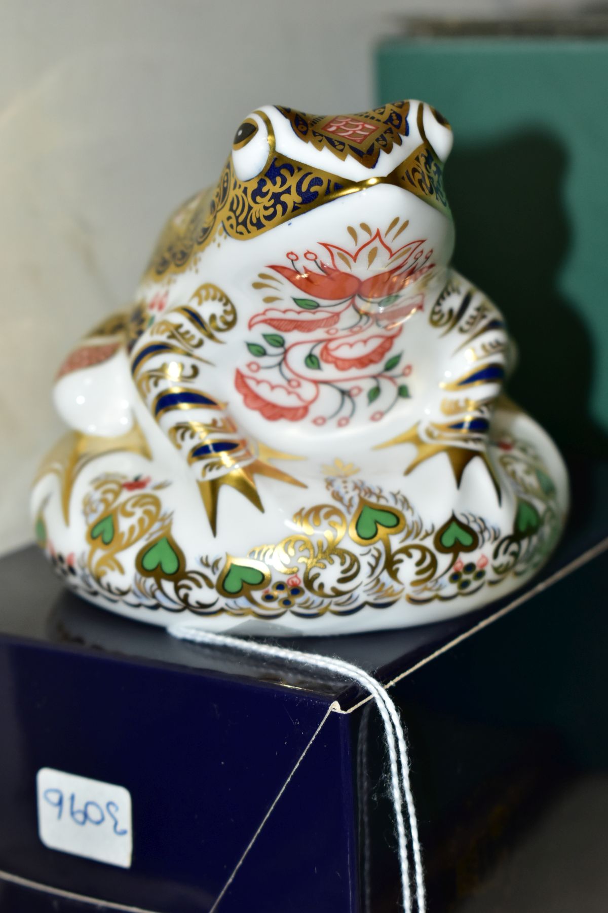 A BOXED LIMITED EDITION ROYAL CROWN DERBY PAPERWEIGHT, Old Imari Frog no 3096/4500, with gold - Image 4 of 4