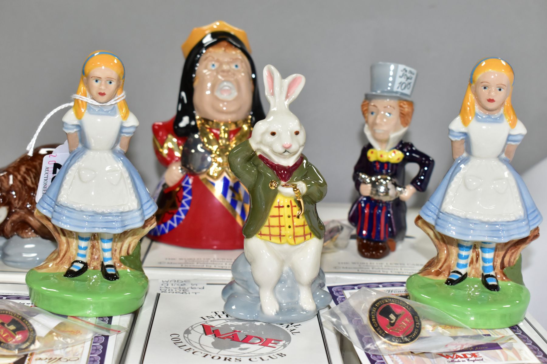 SEVEN BOXED WADE MEMBERSHIP FIGURES 1999 FROM ALICE IN WONDERLAND, comprising two Alice, both with - Image 2 of 6