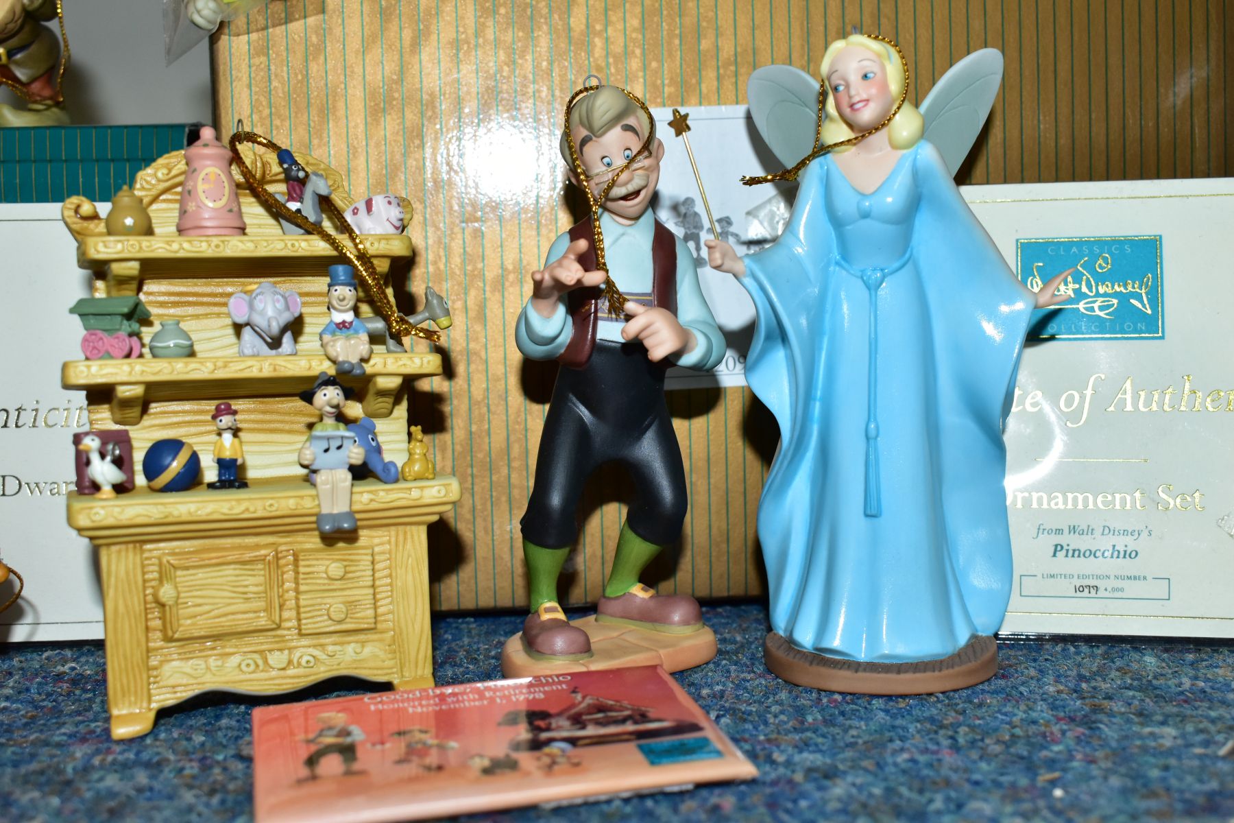 TWO BOXED LIMITED EDITION WALT DISNEY CLASSICS COLLECTION ORNAMENT SETS, 'Snow White and the Seven - Image 3 of 12