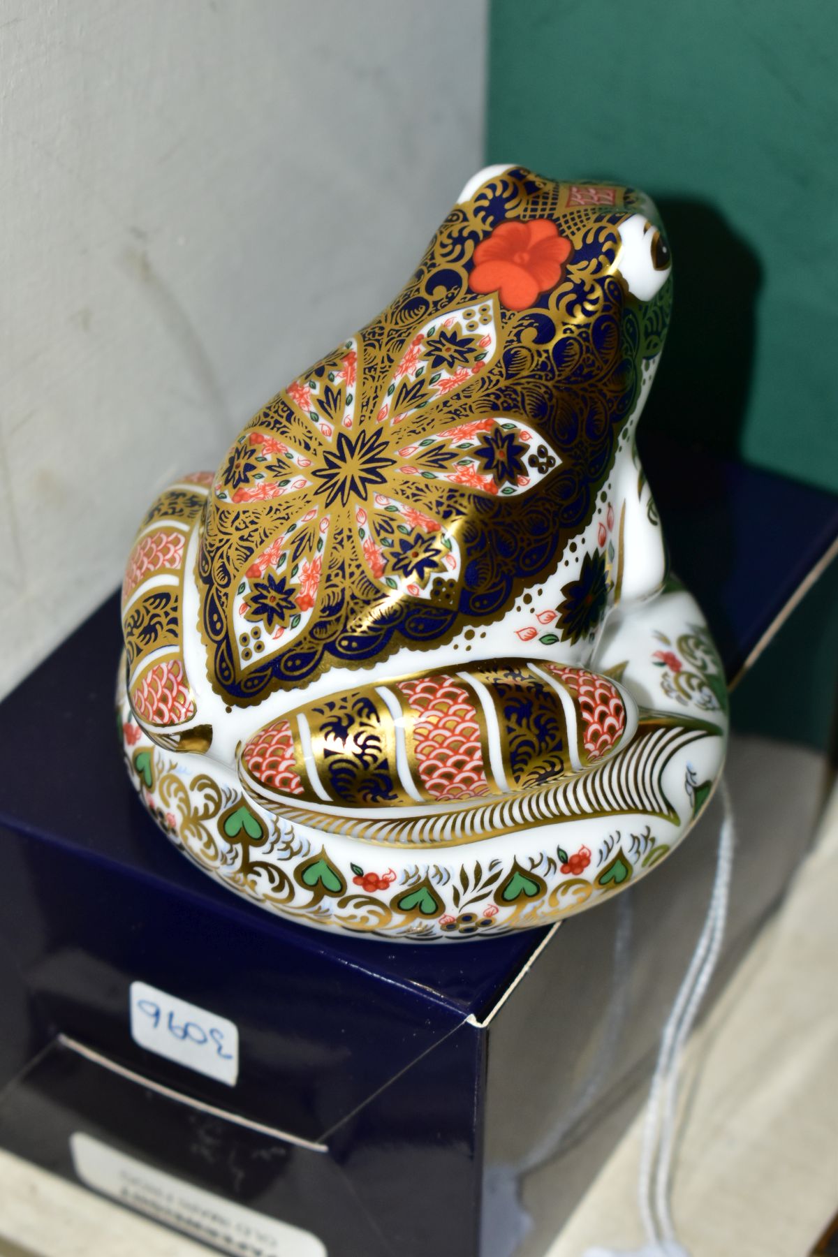 A BOXED LIMITED EDITION ROYAL CROWN DERBY PAPERWEIGHT, Old Imari Frog no 3096/4500, with gold - Image 2 of 4