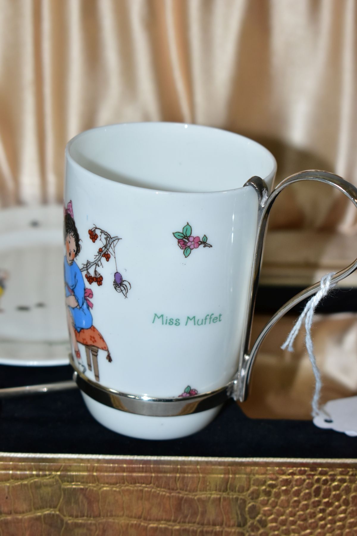 A CASED TWO PIECE ROYAL DOULTON CHINA NURSERY RYHYMES L SERIES WARE TEA SET, comprising burke beaker - Image 3 of 5