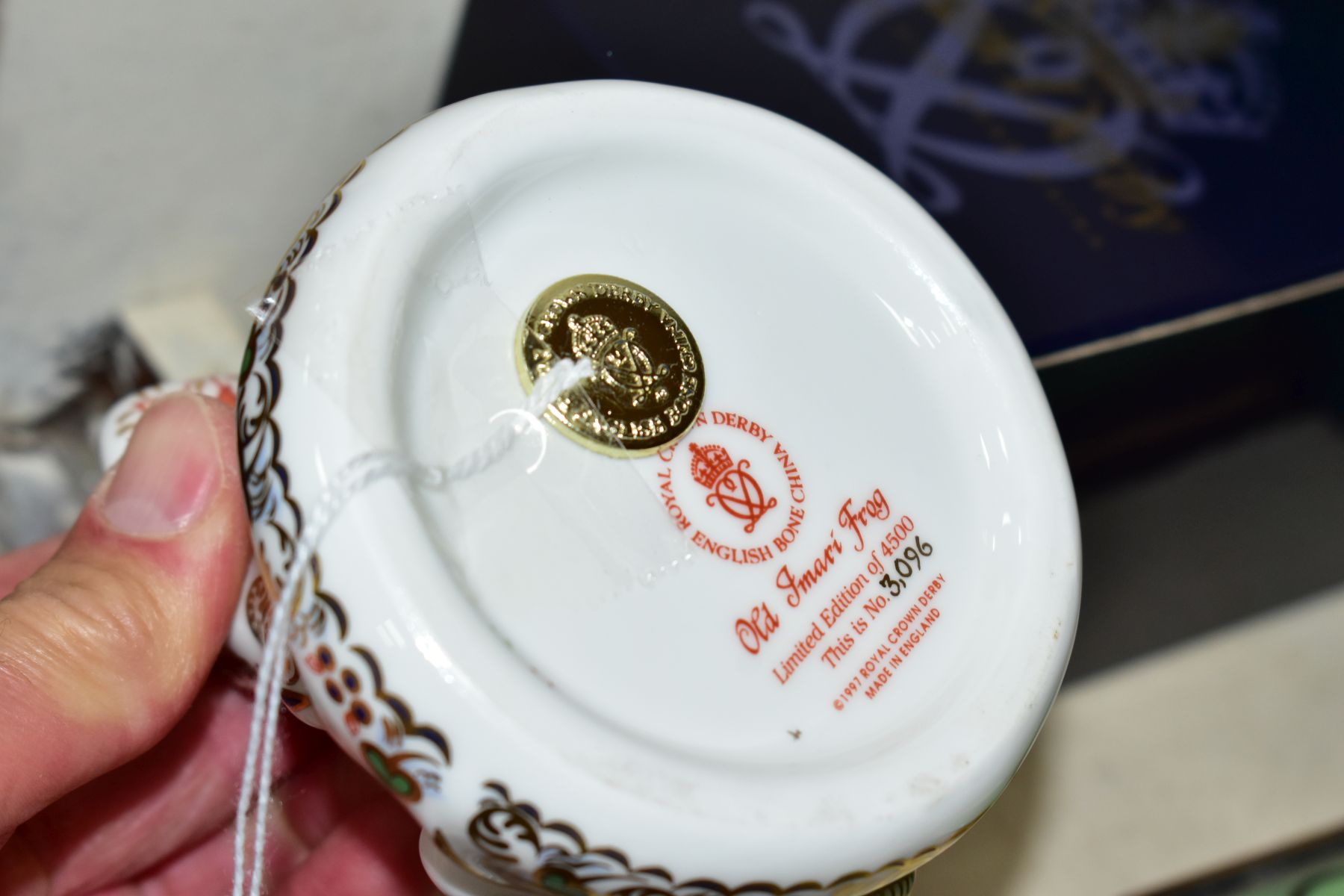 A BOXED LIMITED EDITION ROYAL CROWN DERBY PAPERWEIGHT, Old Imari Frog no 3096/4500, with gold - Image 3 of 4