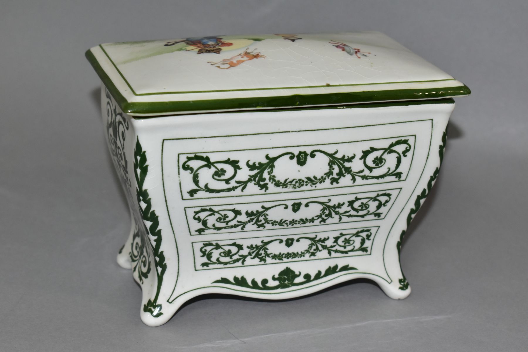 A ROYAL DOULTON NURSERY RHYMES 'A' SERIES WARE HUNTLEY & PALMERS BISCUIT CASKET IN THE FORM OF A - Image 4 of 7