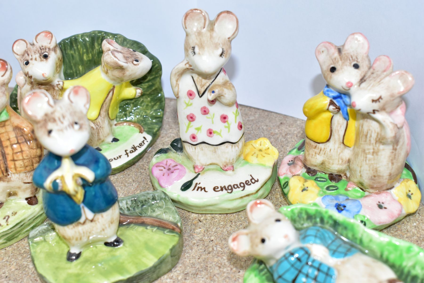 ELEVEN BESWICK FIGURES FROM KITTY MACBRIDE'S HAPPY MICE, comprising A Family Mouse no. 2526, - Image 7 of 8