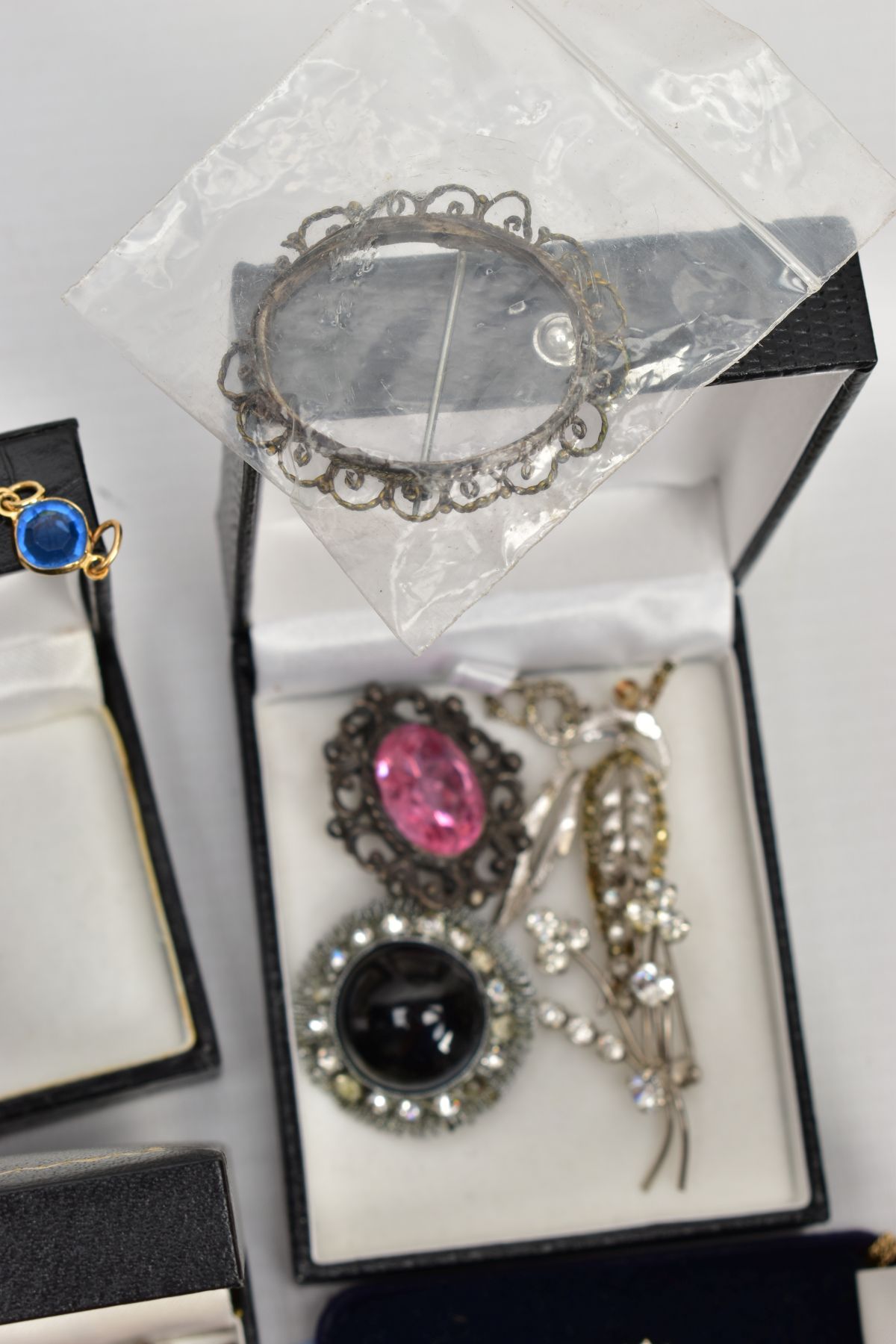 A BOX OF JEWELLERY, to include a single hoop earring stamped 9ct, a Wedgwood pendant, an oval - Image 5 of 7