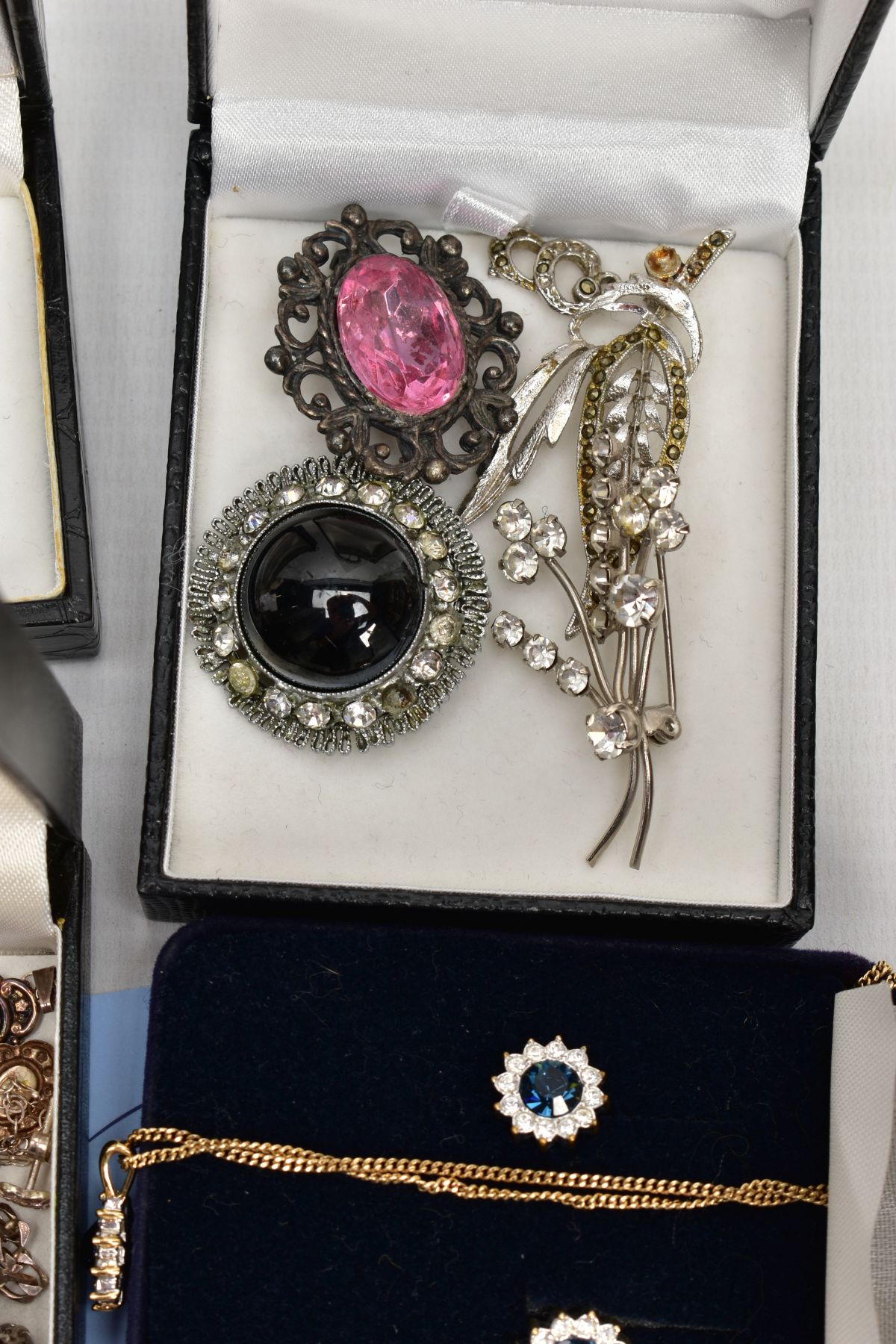 A BOX OF JEWELLERY, to include a single hoop earring stamped 9ct, a Wedgwood pendant, an oval - Image 6 of 7