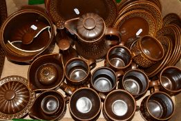 A BOX OF WEDGWOOD PENNINE PATTERN OVEN TO TABLEWARES, including hot water jug and cover, salt and