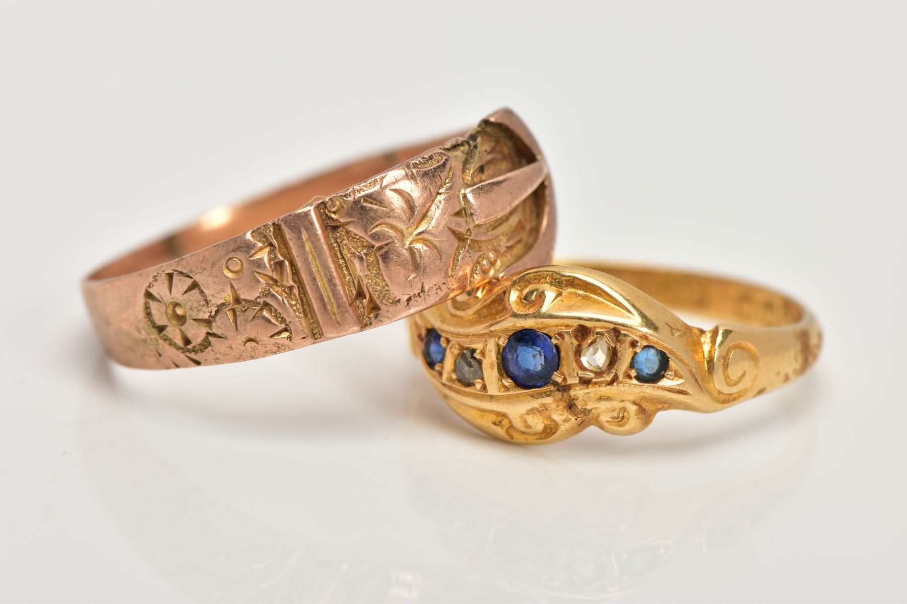 TWO EARLY 20TH CENTURY GOLD RINGS, the first designed as a curved row of two graduated circular - Image 2 of 3