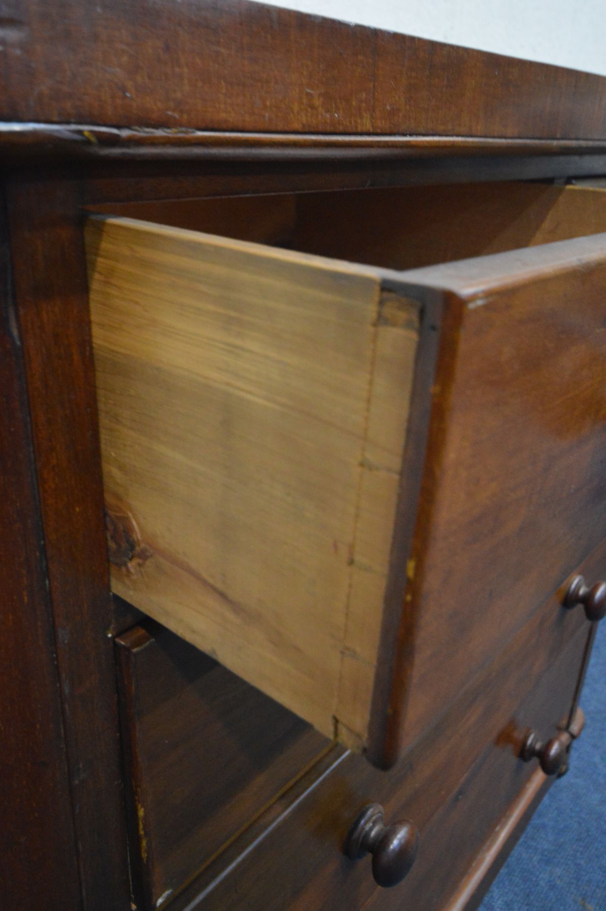 A VICTORIAN MAHOGANY CHEST OF TWO SHORT OVER THREE LONG DRAWERS, width 103cm x depth 49cm x height - Image 3 of 3