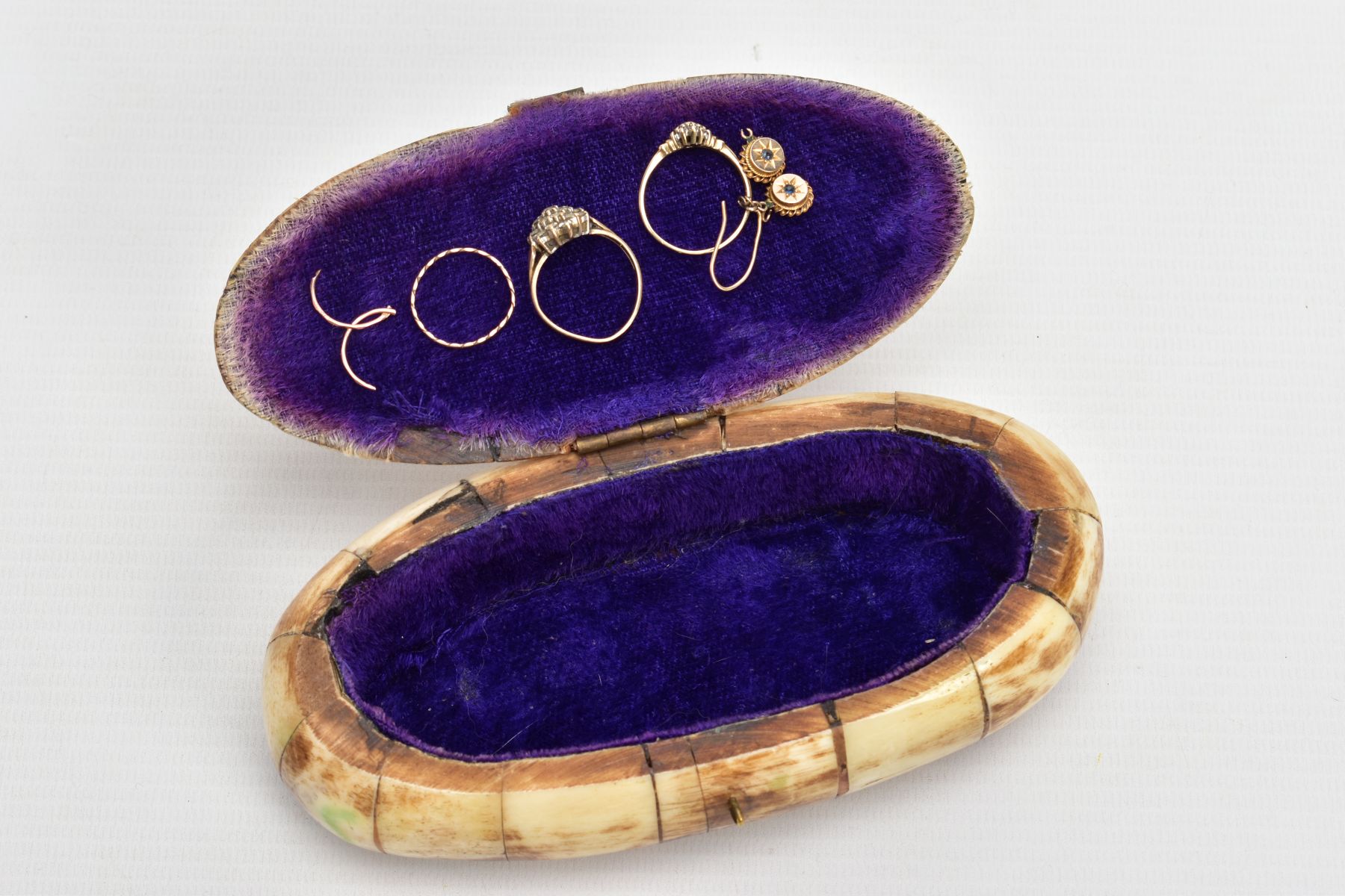 A HORN JEWELLERY BOX CONTAINING JEWELLERY, to include a 9ct gold diamond cluster ring, a 9ct gold - Image 4 of 5