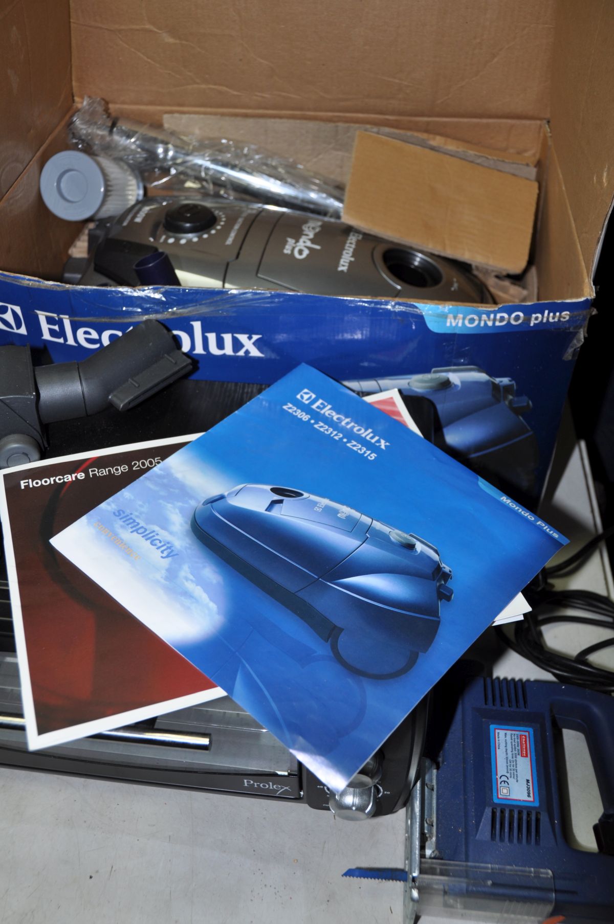 A COLLECTION OF HOUSEHOLD ELECTRICALS including a brand new in box Electrolux Mondo Plus vacuum - Image 4 of 4