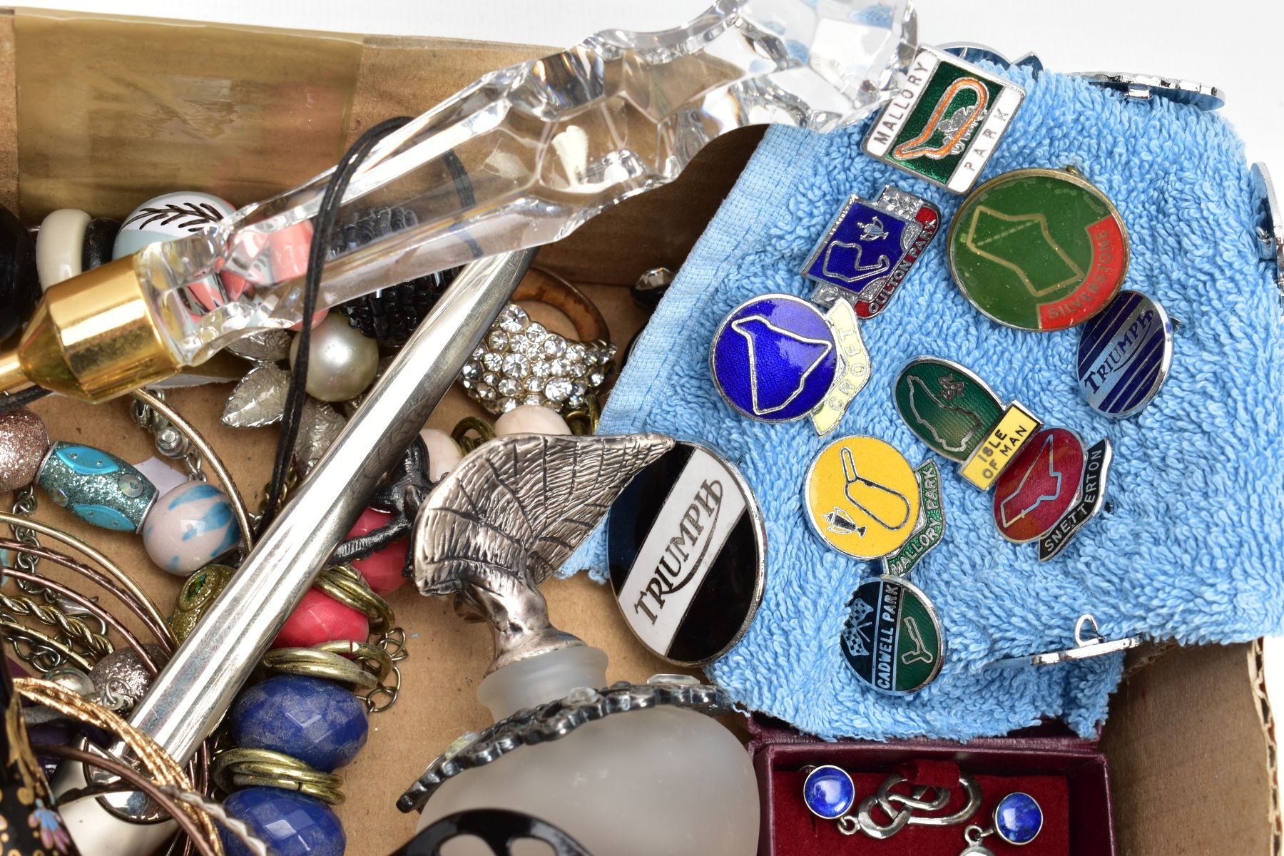 A TRAY OF COSTUME JEWELLERY AND OTHER ITEMS, to include a boxed pair of white metal and lapis lazuli - Image 3 of 5