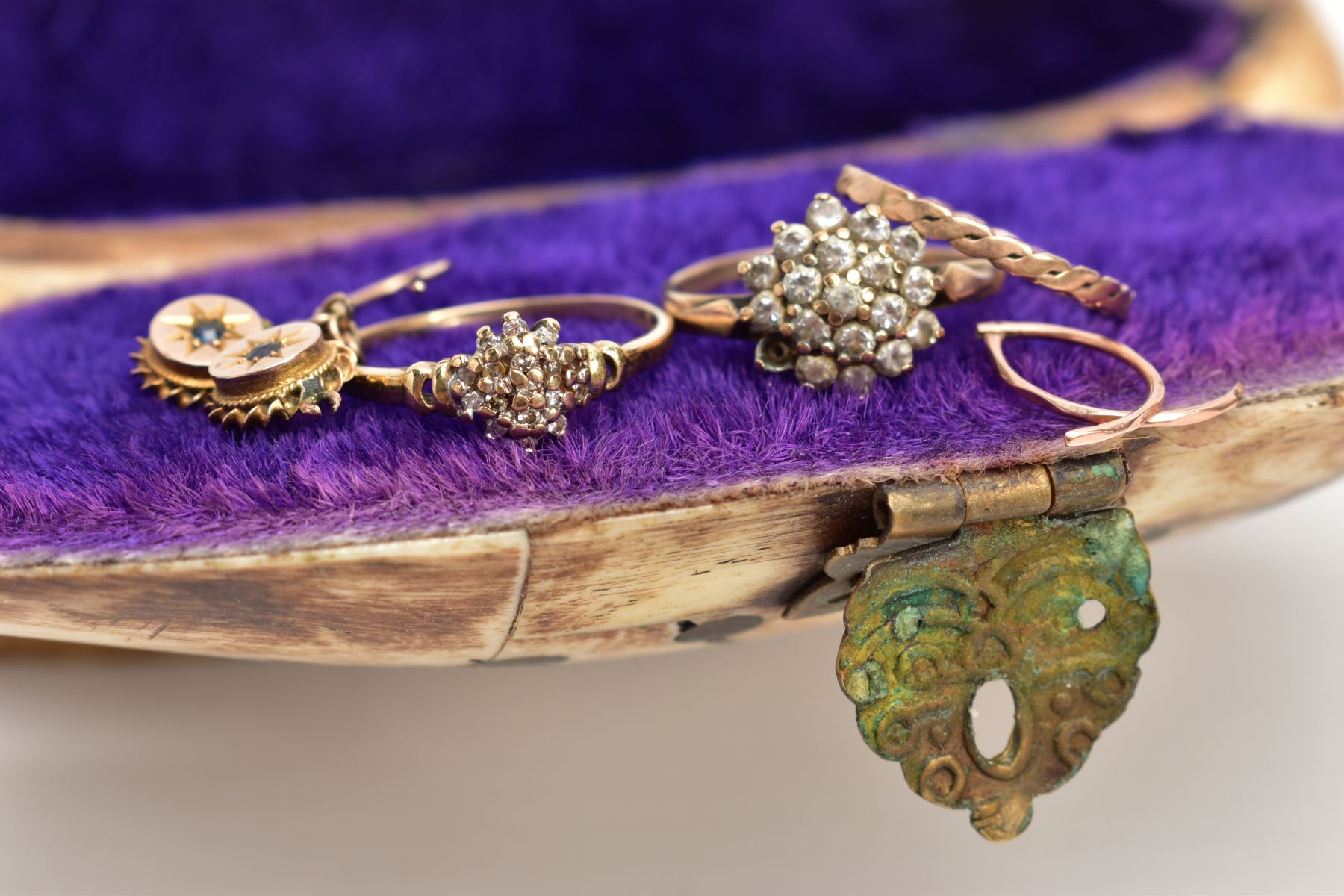 A HORN JEWELLERY BOX CONTAINING JEWELLERY, to include a 9ct gold diamond cluster ring, a 9ct gold - Image 3 of 5