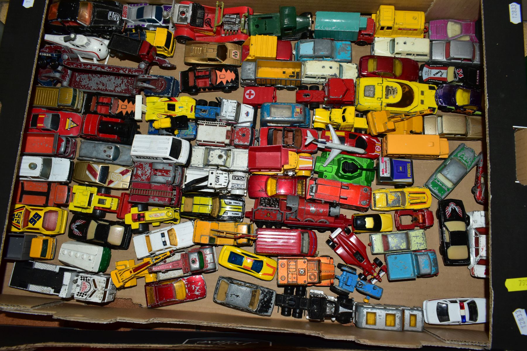 A QUANTITY OF UNBOXED AND ASSORTED PLAYWORN DIECAST VEHICLES, to include Matchbox 1-75 regular and - Image 7 of 9