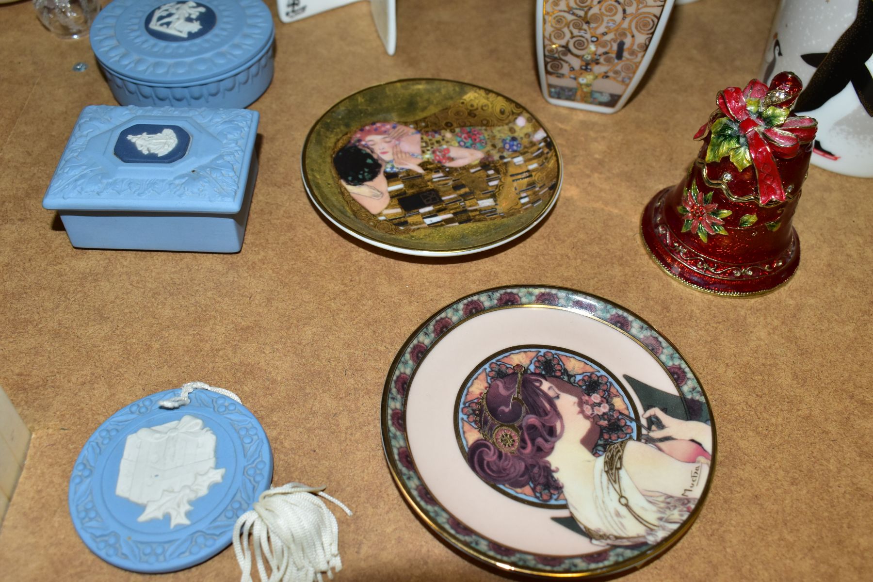 A GROUP OF CERAMIC GIFTWARE ETC, to include Aynsley Pembroke, Cottage Garden, Rennie Mackintosh, and - Image 3 of 6