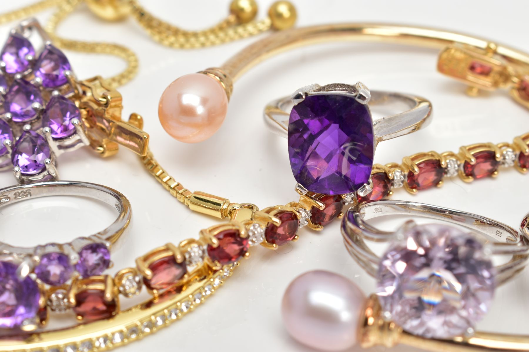 A SELECTION OF JEWELLERY, to include a silver gilt line bracelet, set with oval cut garnets, each - Image 7 of 9