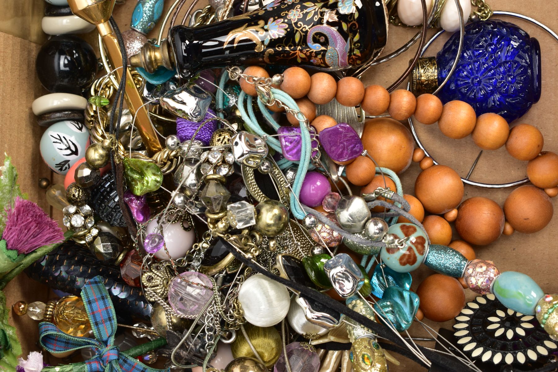 A TRAY OF COSTUME JEWELLERY AND OTHER ITEMS, to include a boxed pair of white metal and lapis lazuli - Image 4 of 5