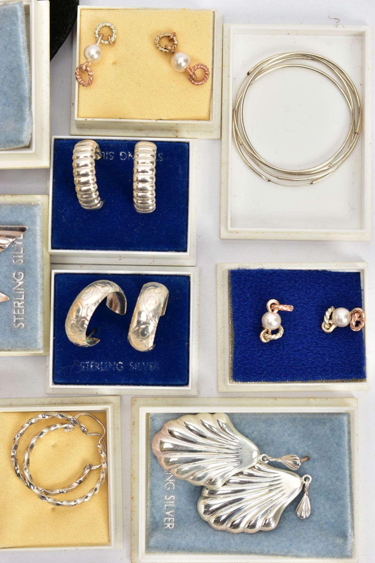 TWELVE BOXED PAIRS OF WHITE METAL EARRINGS, AND A BOX OF ASSORTED LOOSE CHARMS, earrings of - Image 2 of 4
