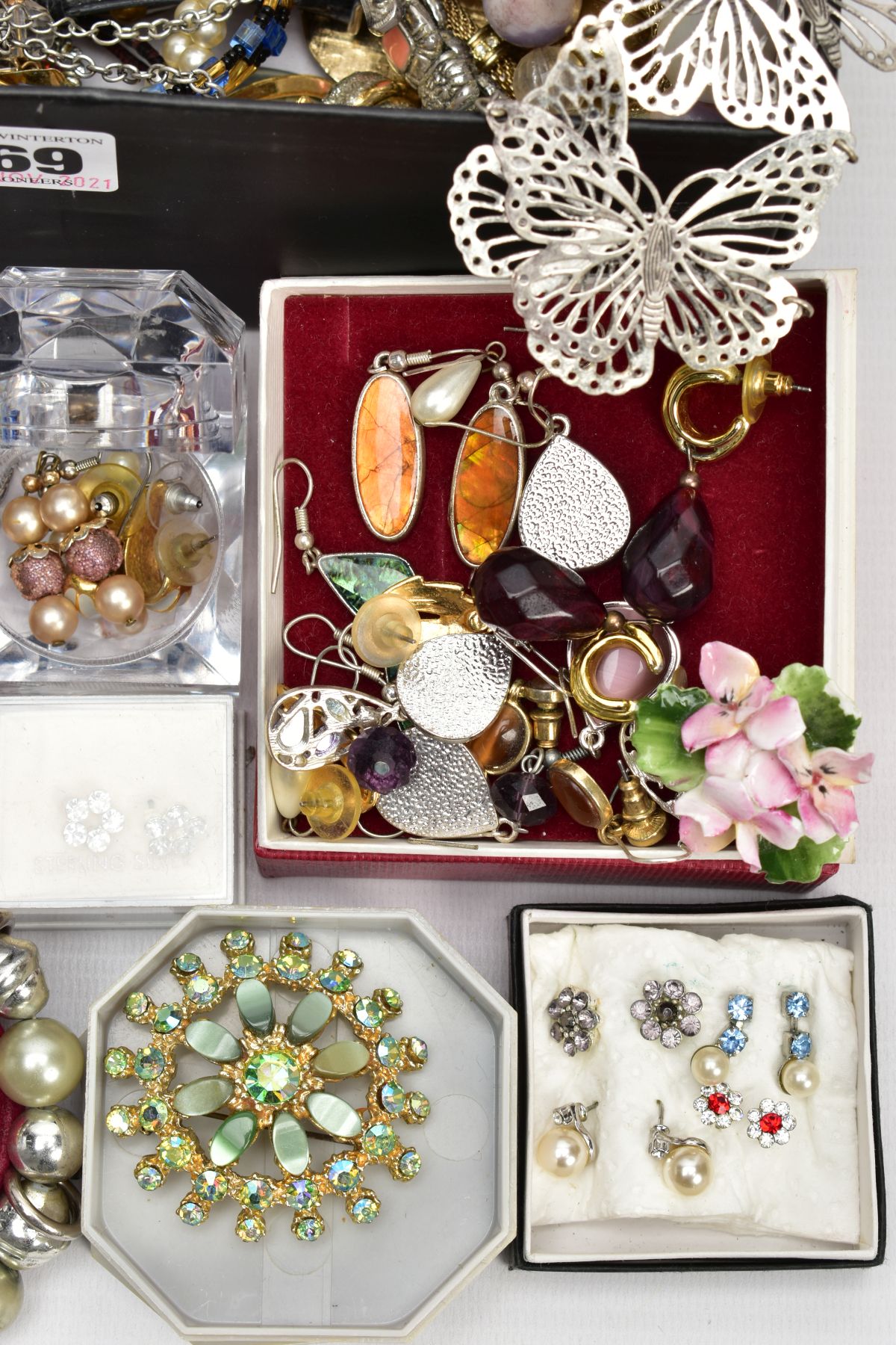 A BOX OF MOSTLY COSTUME JEWELLERY, to include various beaded necklaces, bracelets, lady’s fashion - Image 4 of 5
