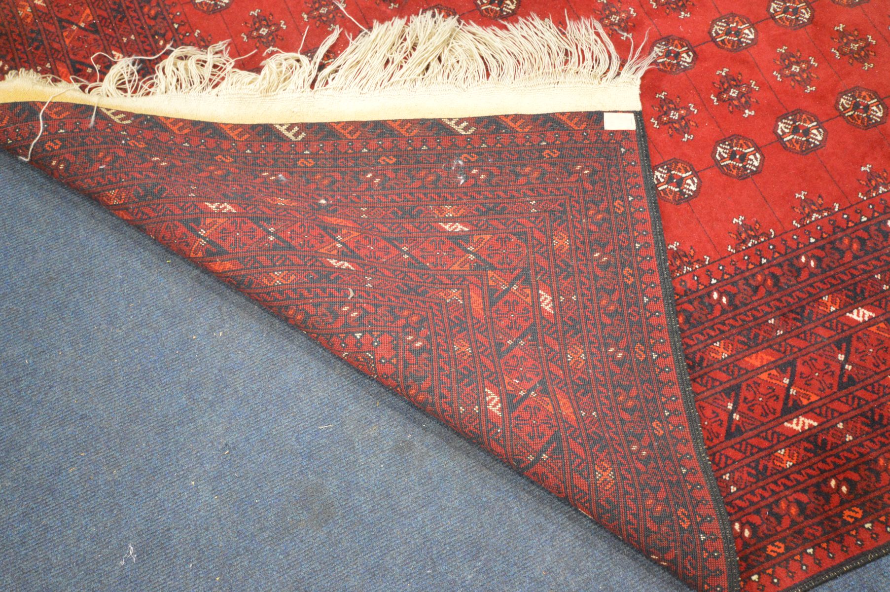 A 20TH CENTURY RED GROUND TEKKE RUG, 304cm x 200cm - Image 4 of 4