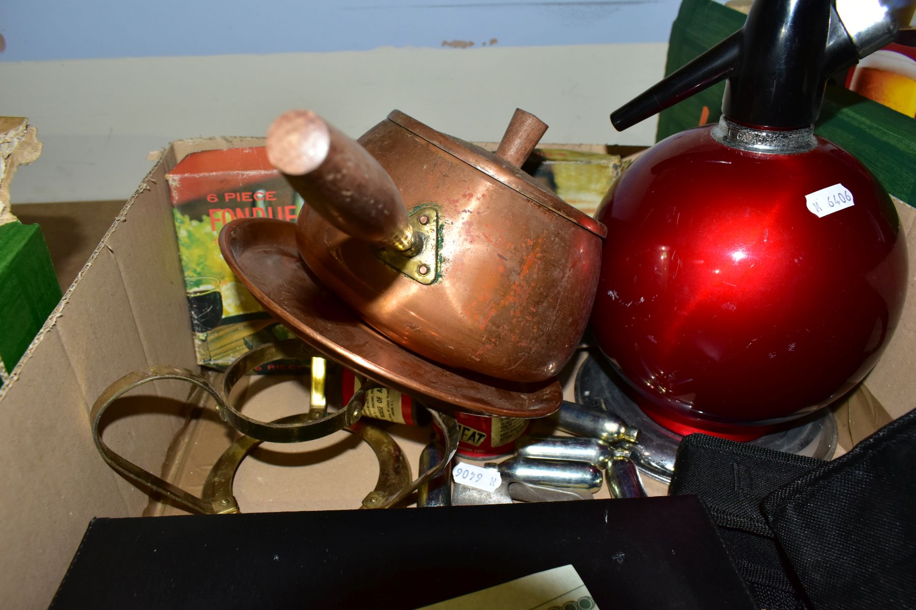 A BOX AND LOOSE CERAMICS, METALWARES, OPTICAL EQUIPMENT, ETC, to include two Oldcourt Ware jugs with - Image 4 of 5