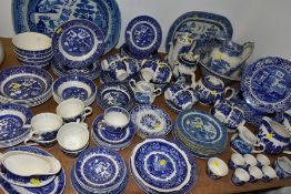 MORE THAN 120 PIECES OF VARIOUS BLUE AND WHITE CERAMIC TEA/DINNER WARES, to include seven Spode
