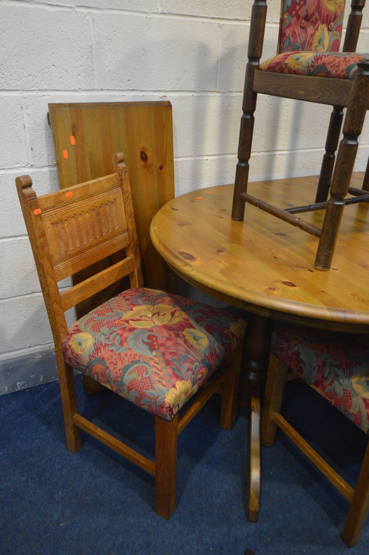 A PINE EXTENDING DINING TABLE, four oak chairs and two other chairs (7) - Image 3 of 3