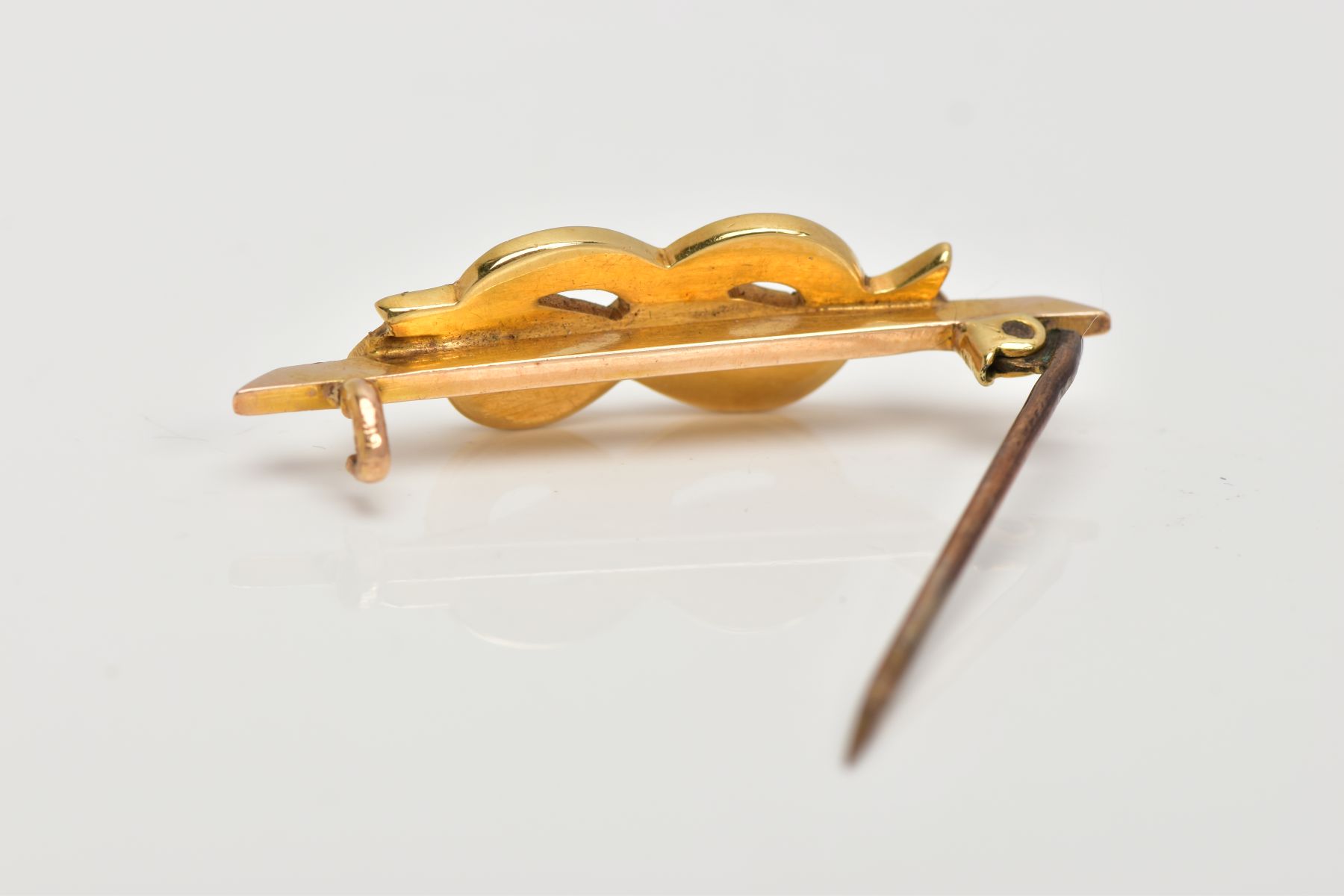 A VICTORIAN SPLIT PEARL BROOCH, yellow metal brooch designed with a split pearl lovers knot, on a - Image 3 of 3