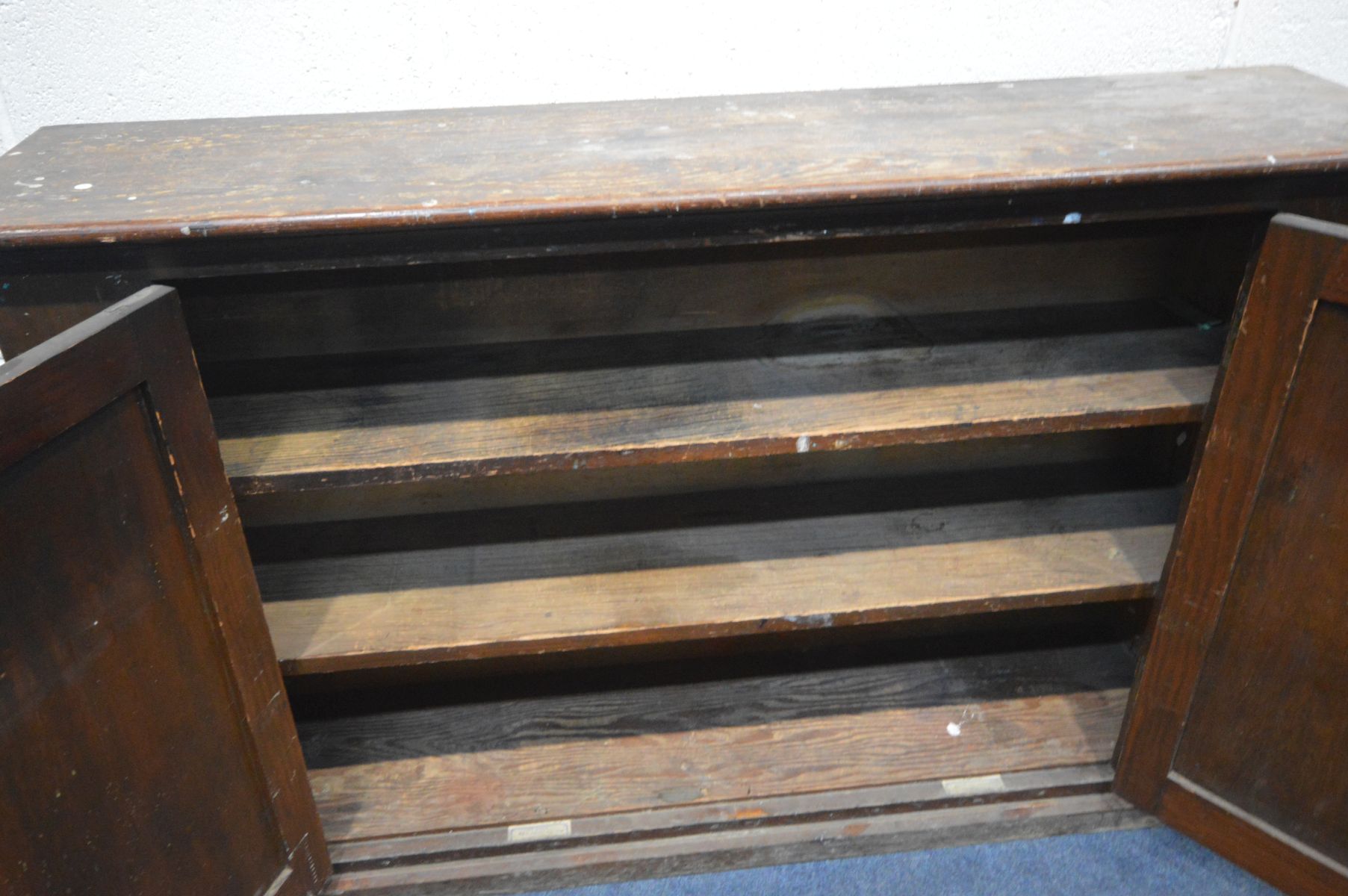 AN EARLY 20TH CENTURY PITCH PINE AND BEECH BOOKCASE, double cupboard doors enclosing two fixed - Image 3 of 3