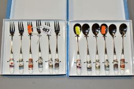 A BOXED SET OF SIX PORTMEIRION 'THE SNOWMAN' PATTERN TEASPOONS AND A BOXED MATCHING SET OF SIX